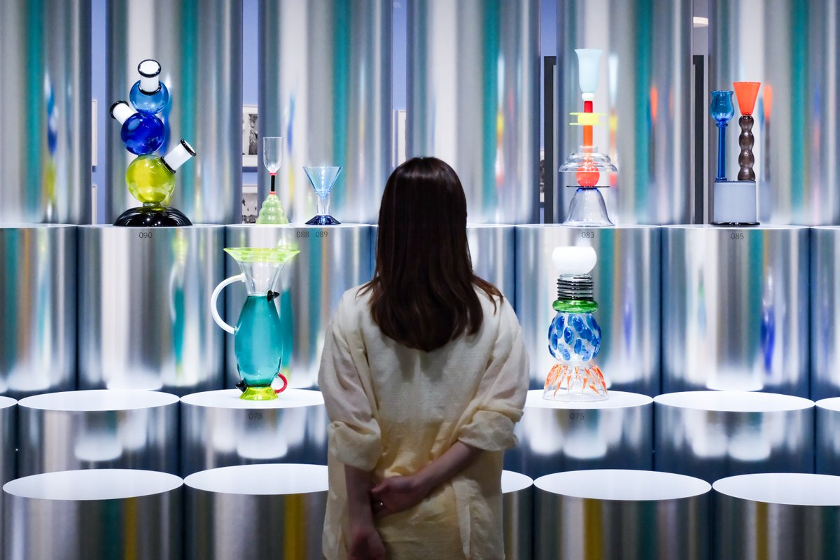 taktwi's tweet photo. 美術館の財力に打ちのめされたい方は、アーティゾン美術館「エットレ・ソットサス—魔法がはじまるとき、デザインは生まれる」へ是非。

インテリアデザイナーの五十嵐久枝氏による超贅沢な展示空間に、石橋財団が近年重点的に収集した100点を超えるソットサス作品が一挙公開されています。 https://t.co/2ZOF9XuF9S
