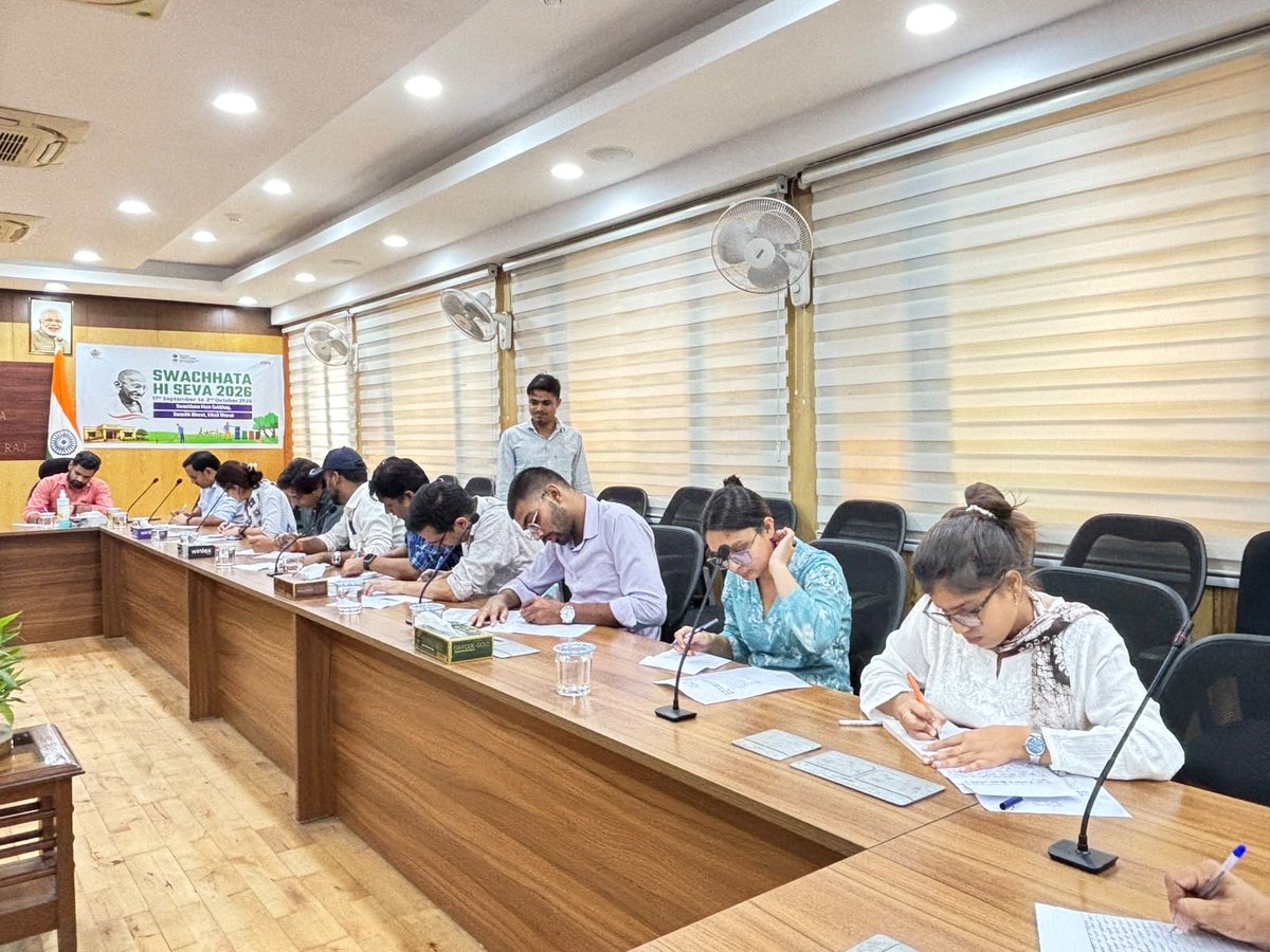 mopr_goi's tweet photo. पंचायती राज मंत्रालय में हिंदी पखवाड़ा (14–28 सितंबर 2026) के अंतर्गत विभिन्न प्रतियोगिताओं का आयोजन किया जा रहा है। इसी क्रम में 22 सितंबर 2026 को भारती बिल्डिंग, नई दिल्ली में ‘निबंध लेखन प्रतियोगिता’ आयोजित की गई।

प्रतिभागियों ने उत्साहपूर्वक सहभागिता करते हुए अ��नी लेखन क्षमता, विचारशीलता और रचनात्मकता का परिचय दिया। प्रतियोगिता के माध्यम से कार्यालयीन कार्यों में राजभाषा हिंदी के प्रयोग को बढ़ावा देने का संदेश भी दिया गया।

#PMO #MoPR #Hindi #Rajbhasha #HindiInGovernance  #PanchayatiRaj