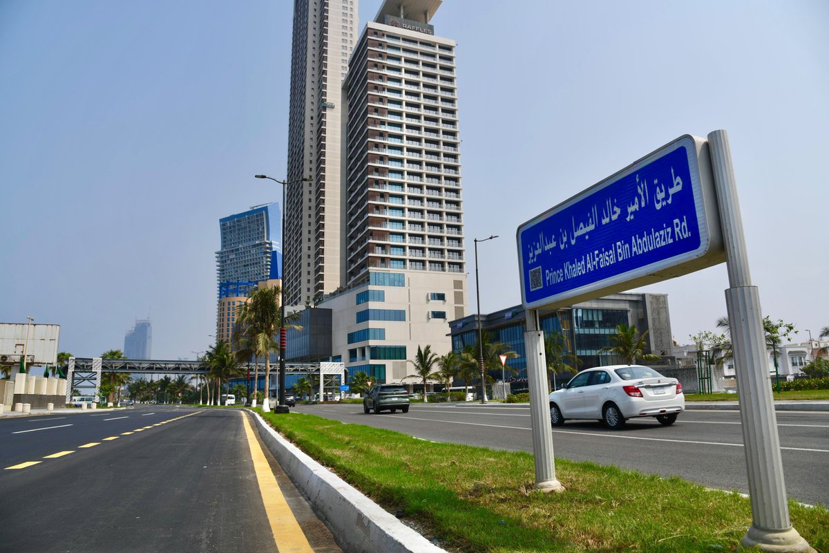 makkahregion's tweet photo. تزامنًا مع صدور الأمر الملكي بتمديد خدمته أميرًا لمنطقة مكة المكرمة..
"أمانة جدة" تُطلق اسم "طريق الأمير #خالد_الفيصل على "طريق الكورنيش" الممتد من شارع النخيل شمالًا وحتى طريق الأمير محمد بن عبدالعزيز جنوبًا، تقديرًا لمكانته الوطنية ودوره في خدمة المنطقة، وإسهاماته في مسيرة التنمية والتطوير.