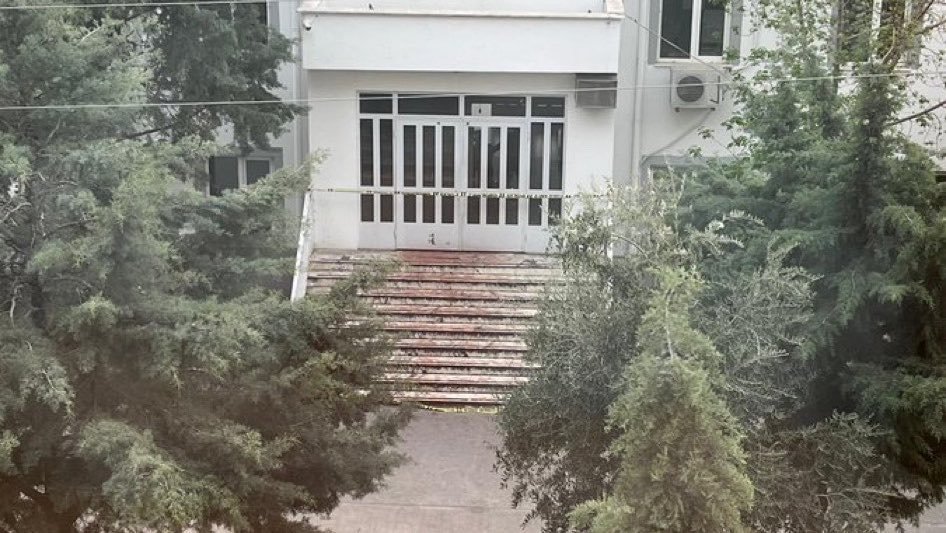 miixnapq's tweet photo. Daha üstünden bir yıl bile geçmemiş okulun merdivenlerinden küçücük çocukların kanlarının aktığı olayın ardından bir tane bile tedbir alınmadan yenisi geldi sorun değil siz makyaj ve okul kıyafeti giyilmedigi için tutanak yazmaya devam edin https://t.co/z86D7vga50