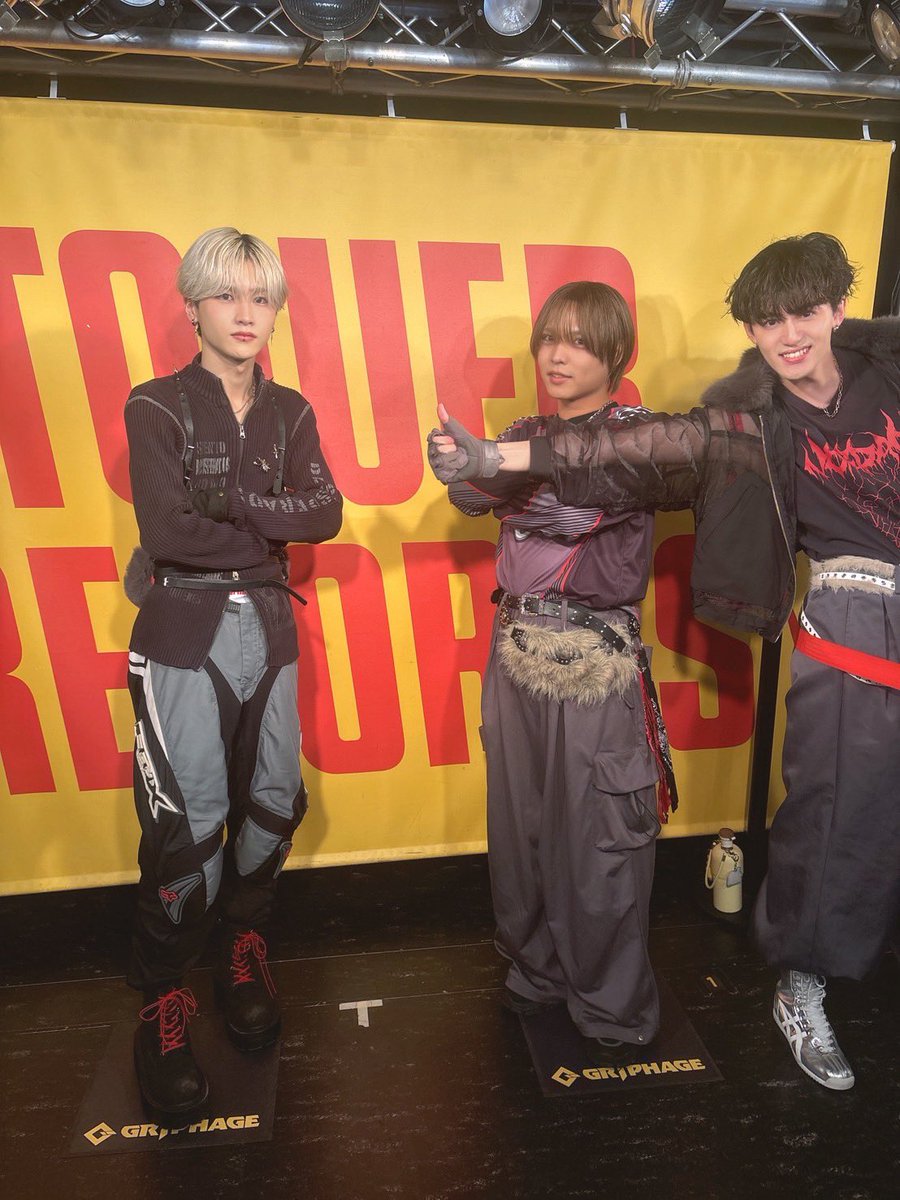 GRIPHAGE_info's tweet photo. こおの番ー！
今日はGRIPHAGEっていうグループのリリースイベントに行ってきました☺︎
かっこよかったのでSHOUちゃん？という方のツーショットに参加しました！
話してたら、ツーショのはずなのにRIONくん？という方が写り込んでくれました。
先輩PLUGEの皆さん
こういうものですか

#GRIPHAGE #ぐりふぁの交換日記
#樋口琥大