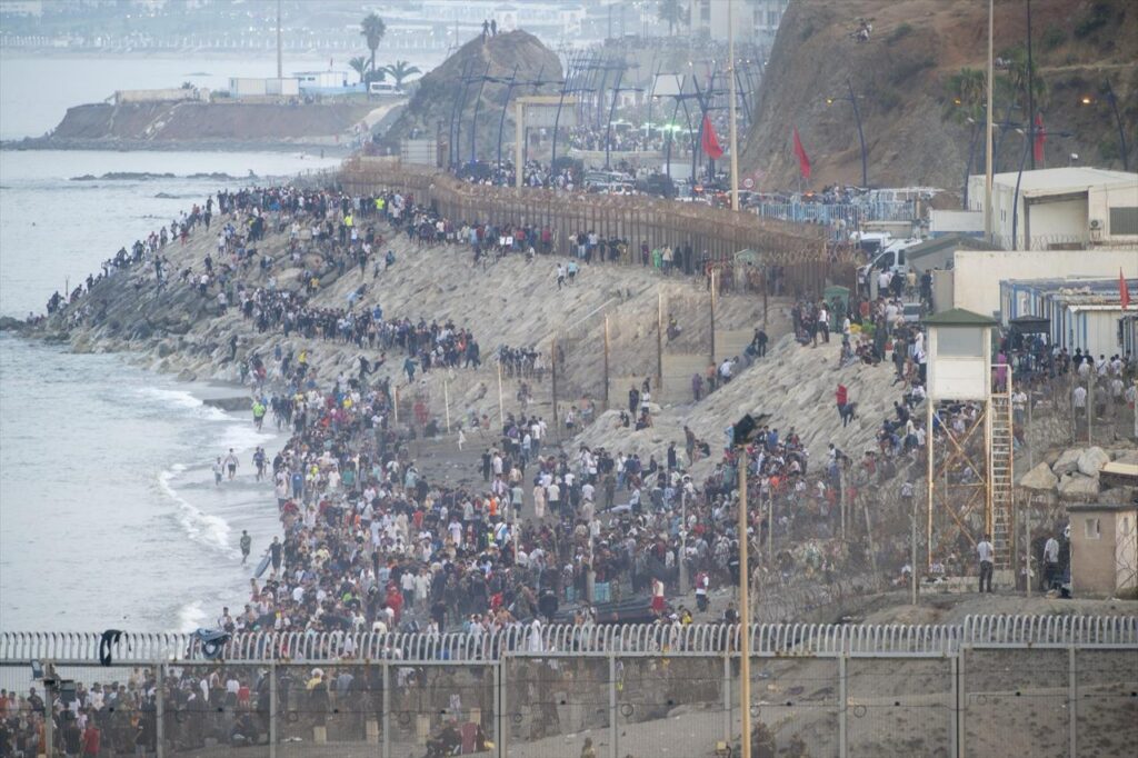 viOnemedia's tweet photo. ‼️La Policía ha frenado este martes un nuevo intento de entrada irregular en Ceuta por la zona de Benzú, donde alrededor de 150 inmigrantes fueron detectados cerca de la valla fronteriza, según el Sindicato Unificado de Policía (SUP). https://t.co/xicwyzS7MJ