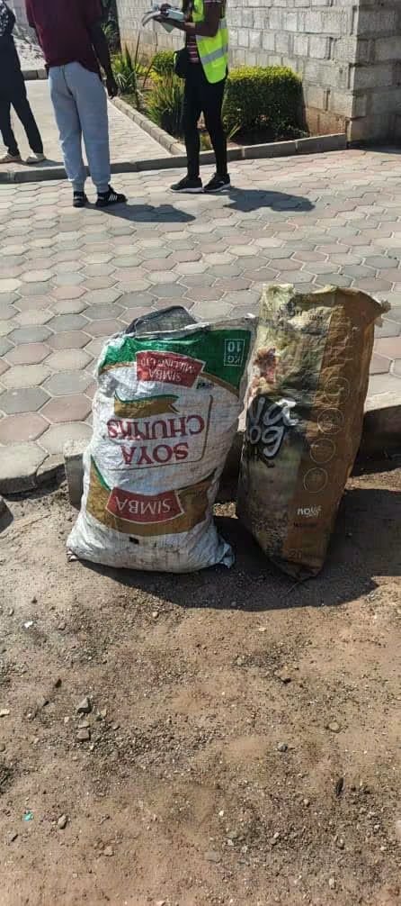 diamondtvzambia's tweet photo. 50 CHILENJE HOUSEHOLDS FACE PROSECUTION OVER WASTE MANAGEMENT

By Mulenga Chipampe Makasa

Fifty households in Chilenje Township have been given three days to subscribe to a designated waste collection service or face prosecution as authorities intensify enforcement of solid waste management laws.

The Lusaka Integrated Solid Waste Management Company (LISWMC),  in collaboration with Ministry of Health Public Health Inspectors and the National Prosecution Authority, launched a joint enforcement operation in the township.

The operation found the 50 households were not subscribed to the designated franchise contractor, Giruth Cleaning Services.

The affected residents have since been issued warning notices and ordered to register with the contractor within three days.

LISWMC Public Relations Officer Sirre Fofana Muntanga says failure to comply within the stipulated period will result in immediate legal action, including prosecution and fines
The enforcement comes barely a day after six people appeared before the Fast Track Court for alleged violations of the Solid Waste Regulation and Management Act No. 20 of 2018.

Four of the accused paid prescribed fines and were released, while two Gift Moonga and Thomas Zulu of Chilenje South were remanded in custody.

LISWMC has warned residents that improper waste disposal poses public health and environmental risks and urged households across Lusaka to comply with solid waste management regulations.

#NewsOnTheGo