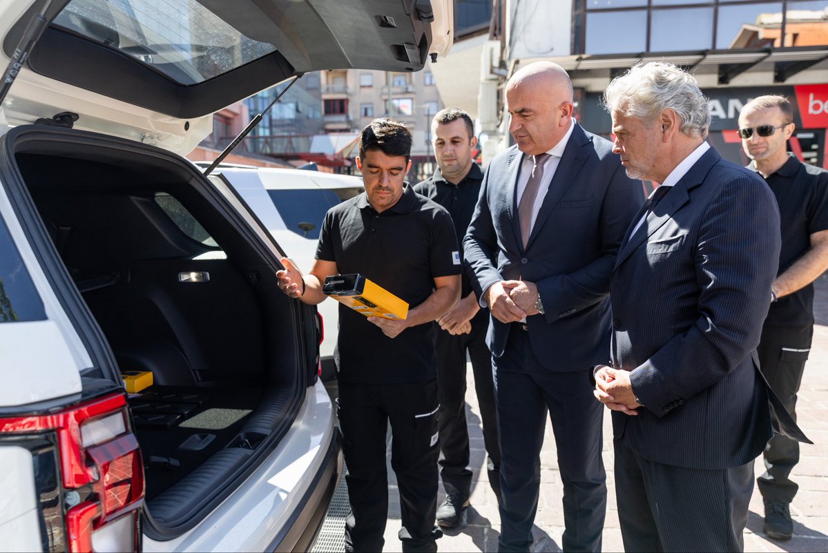 MPoljoprivrede's tweet photo. 📢 Ambasador EU u Crnoj Gori Johan Sattler uručio je ministru Jokoviću i direktoru Agencije za plaćanja Marku Radonjiću vozila i opremu, nabavljene kroz IPA projekat „EU za podršku poljoprivrednom sektoru u Crnoj Gori“, vrijedne 470.000 eura.

@josattler @EUAmbME https://t.co/SPa0EMXz4n