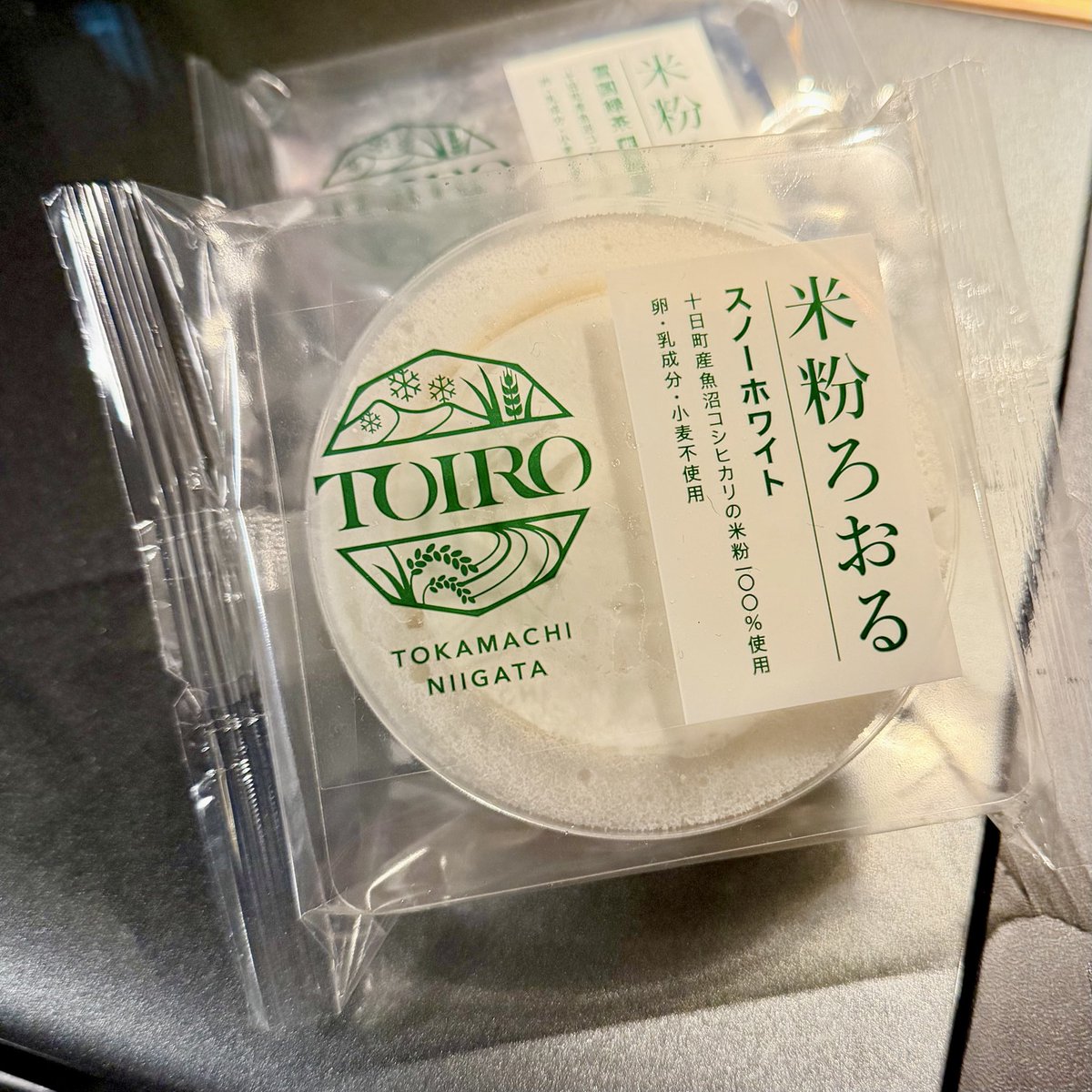 gf_yowalog's tweet photo. 赤城高原SAでは、ほかにもこんな米粉ロールケーキも見つけました'ヮ')。

味はプレーン、抹茶、オレンジ、チョコレールの4種類。そんなには食べられないので、プレーンと抹茶だけ買ってみました。

山形はバームクーヘン、新潟はシフォンケーキが多いのは、使ってるお米の違いなんでしょうかね..。

#グルテンフリー
#スイーツ
#ロールケーキ
#小麦不使用
#赤城高原SA