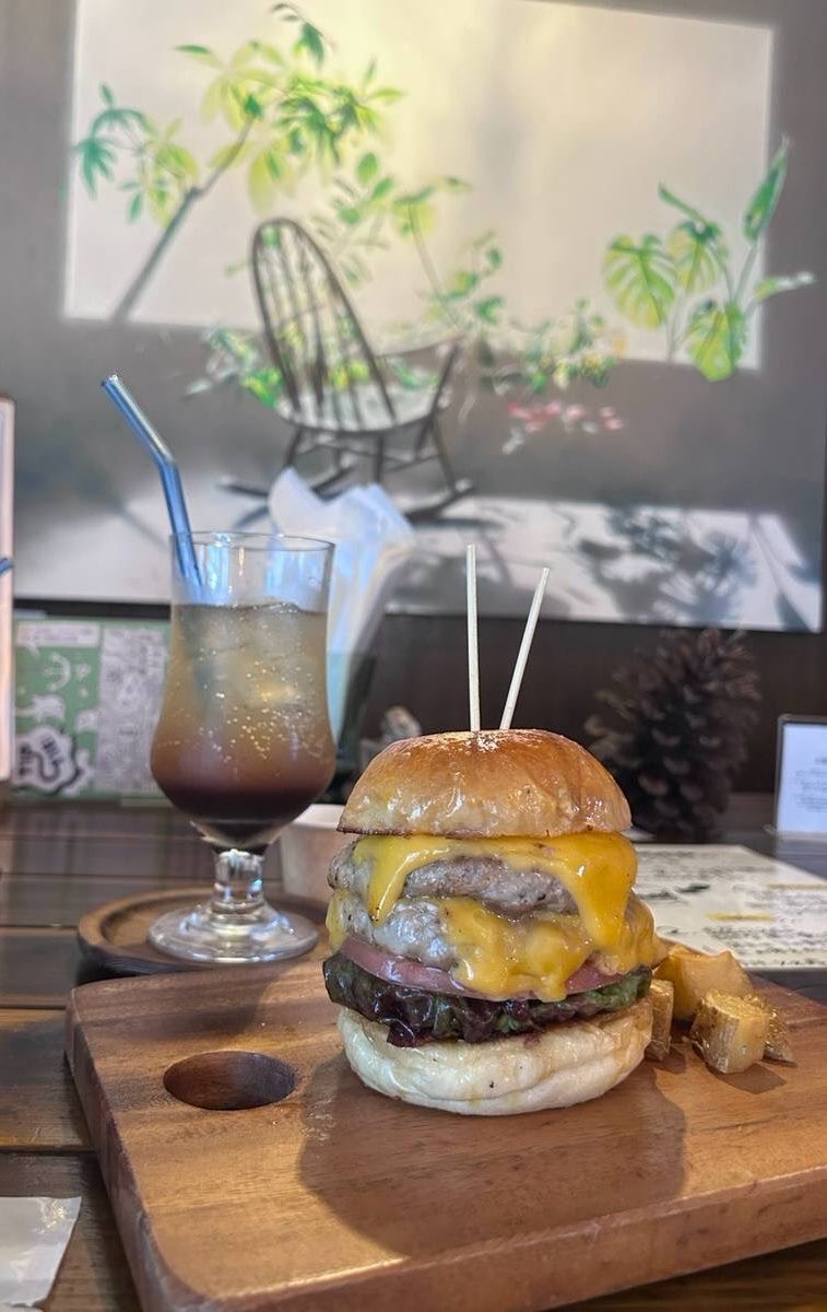 hiro1227og's tweet photo. 初めての角島大橋
渋滞中
角島オズバーガーにてダブルチーズバーガー🍔 https://t.co/aosjvTyCmI