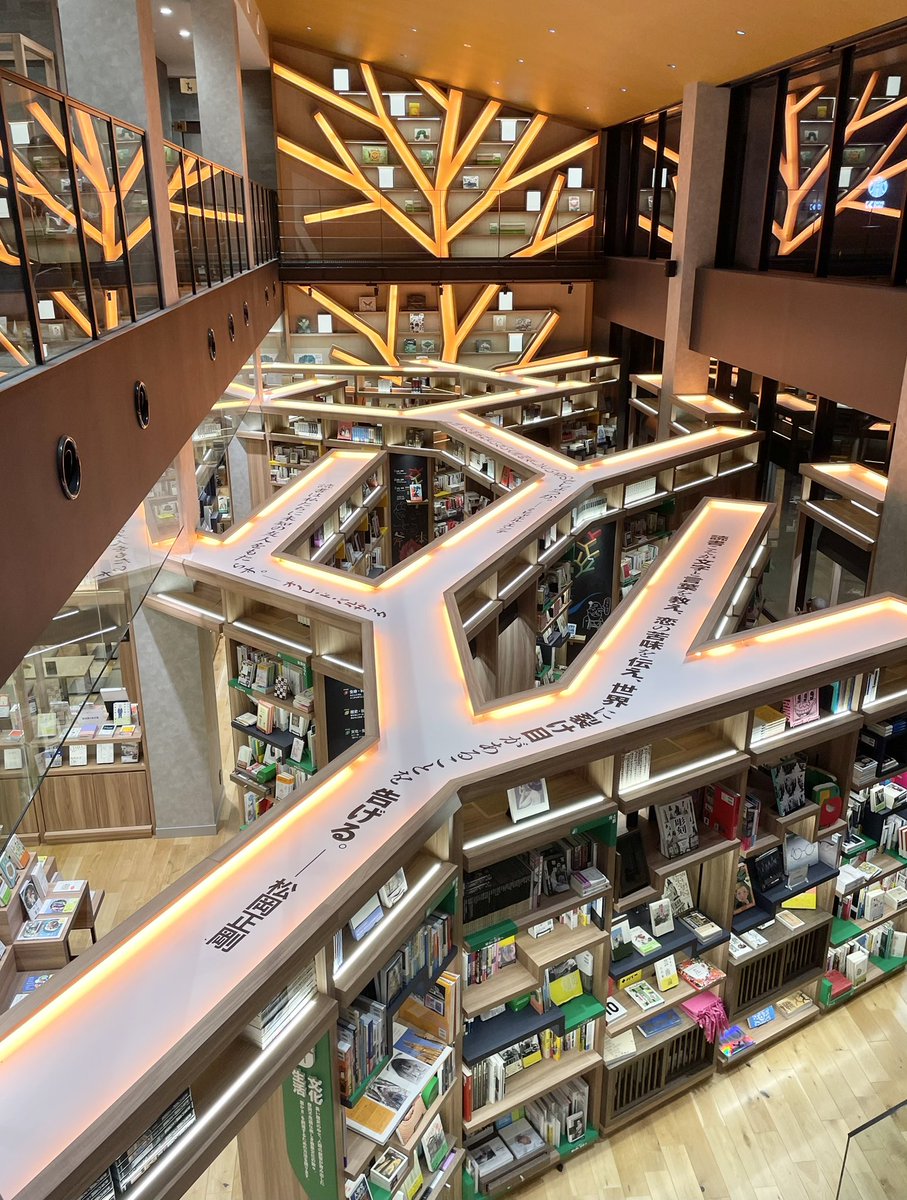 im__not_ok_'s tweet photo. ���先の本屋さんで恋人とのんびり過ごした https://t.co/fIiWZilLA6