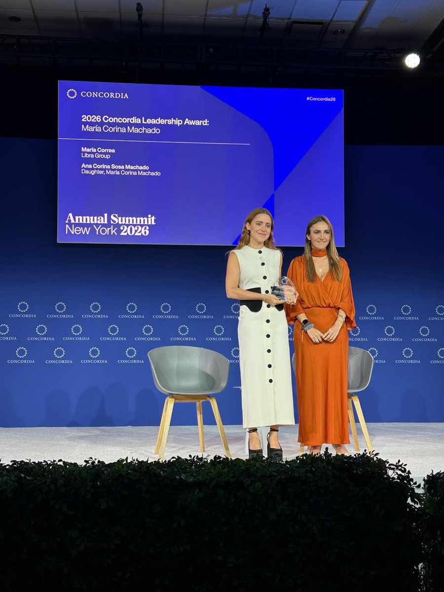 ConVzlaComando's tweet photo. #AHORA | María Corina Machado (@MariaCorinaYA) recibe el Premio de Liderazgo Concordia 2026 @ConcordiaSummit 

Este reconocimiento distingue a las figuras globales cuya acción social y política deja una huella profunda y transformadora. 

En su nombre, este importante galardón lo recibe su hija, @anacorinasosa, en un momento de profundo orgullo y significado para todos los que abrazan la causa venezolana.