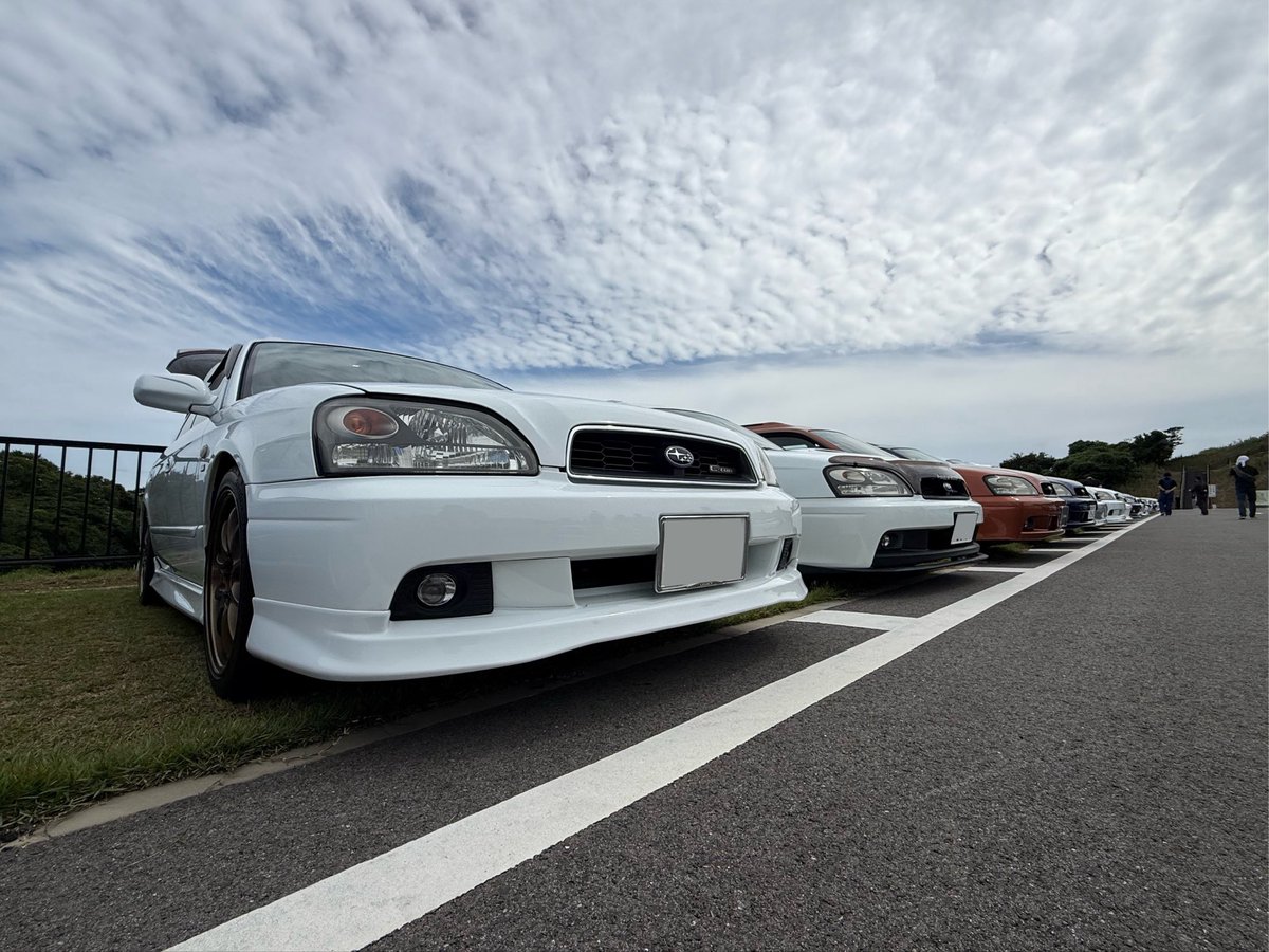 MASADORA_61's tweet photo. 念願の3レガオフ会へ！
エンジンブロー、積載車から落下など不運の連続でしたが、
今年は元気になった相棒レガシィを無事に並べることができました！！
こだわり詰まった皆さんの車を見ながらたくさんお話もできて楽しすぎました✨
お相手してくださった皆さま、ありがとうございました！ https://t.co/0gSxNpxPsI