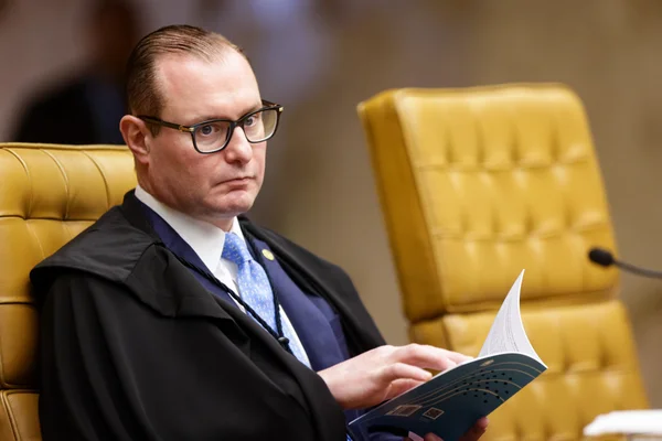 BlogdoNoblat's tweet photo. Mensagens extraídas do celular de Daniel Vorcaro pela Polícia Federal mostram que o ministro Cristiano Zanin fez parte do seleto grupo de autoridades convidadas para a degustação de uísque em Londres, em 2024. O magistrado, no entanto, recusou o convite para o evento e para a viagem à capital britânica. Em mensagem a Vorcaro, organizadores relatam que Zanin declinou da proposta. O ministro nunca teve qualquer agenda ou encontro com o dono do Banco Master (O Globo)