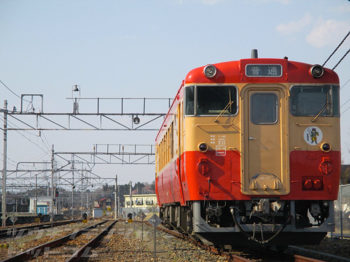 com_train_com's tweet photo. EV-E301系『ACCUM』が導入されるまで、烏山線の主力だった「キハ40形」。

JRの路線としては首都圏で最後まで残ったキハ40系列で、トイレ撤去やロングシート化改造などで1000番台に区分。

車外スピーカーから流れる乗車促進ブザーが営団地下鉄っぽいなど、他線区とは違う魅力もありました。

#烏山線 https://t.co/qoOr9W2zm7