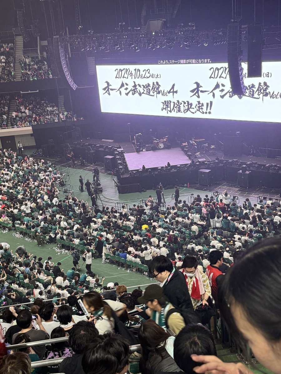 neko5946's tweet photo. 2階南東M列から
ありがとうございました。
オーイシマサヨシが鈴木愛理。
安定のエンターテイナーで泣きそう。
2階だし、コミュ障だしで諦めていた銀テは出口の人混みで爽やかなおじさまが振り返り様に銀テある？と聞いてくれて、��はい、2本あげる」って譲ってもらえました。
#オーイシ武道館 https://t.co/GumLGErBn4