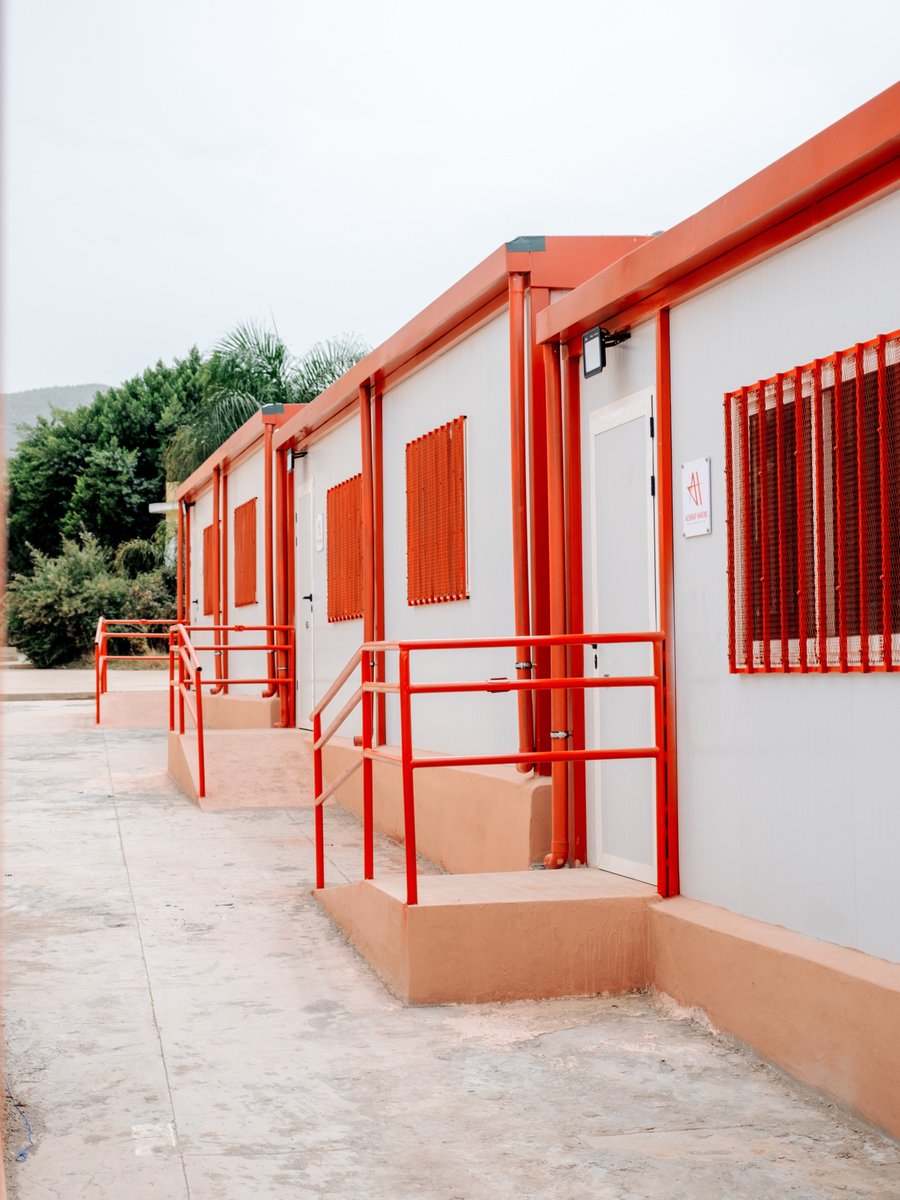 ActuFootMaroc's tweet photo. 🎒 𝗥𝗘𝗦𝗣𝗘𝗖𝗧 | La Achraf Hakimi Foundation a fait construire 𝟲 𝗡𝗢𝗨𝗩𝗘𝗟𝗟𝗘𝗦 classes d'écoles au Maroc ! 🇲🇦👏🏼🏫

La fondation supporte aussi les équipes de football jeunes et éminines à travers le pays. ❤️ https://t.co/2mR1rcmdZF