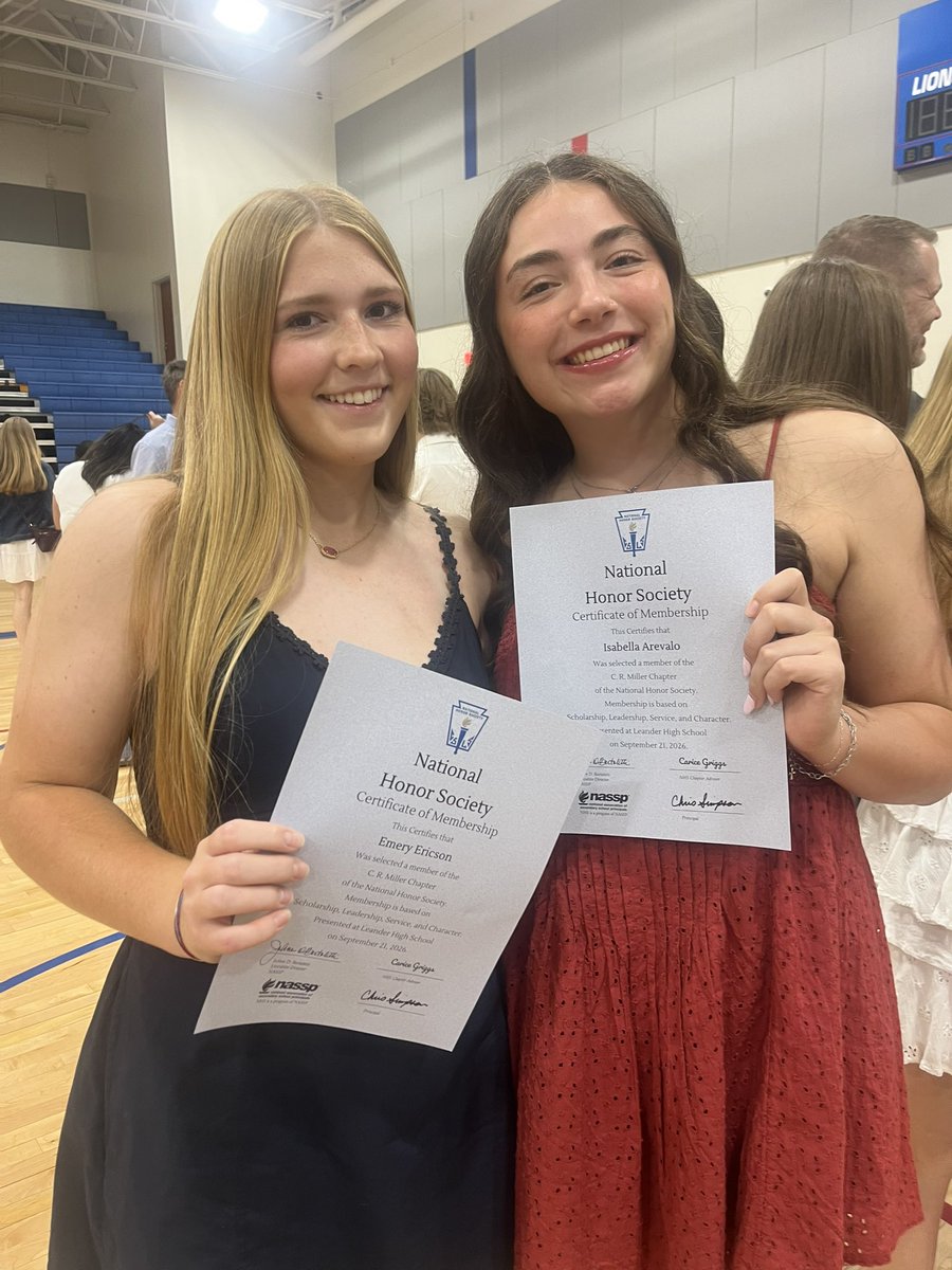 EmeryEricson's tweet photo. We had our National Honor Society Induction last night. Beyond grateful for the opportunity, and to also do it alongside my teammate! 
@LeanderSoftball https://t.co/u1al6toLjR