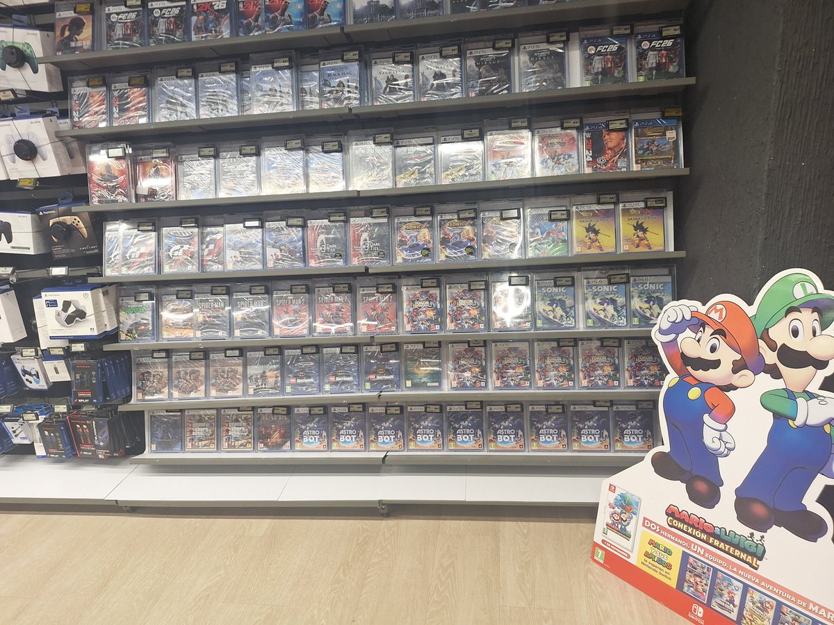 Yuusha_Kojirou's tweet photo. 街を散策している。

ゲーマー向けのエリアを見つけたんだけど、なんで地下にあるんだ？🤔

しまった！
もしかして、ここはヨミハラの地下都市なのか！？😱

あっ……seijiさん、店でXboxのゲームを全然見かけないよ😭💦💦 https://t.co/jfImQeVWCV