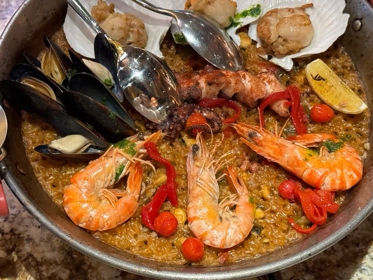 MiraCoripptpss's tweet photo. Hoy celebramos el Día de la Hispanidad con paella casera y fotos de familia ， https://t.co/zloelXufyB