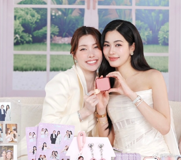 silent4lw4ysl0's tweet photo. Đẹp đôi mún xĩu LingOrmmmmmmmmmm😍

LINGORM PRESENTER SOFEA
#LingOrmSofeaLiveStream https://t.co/oYya9kBAP9