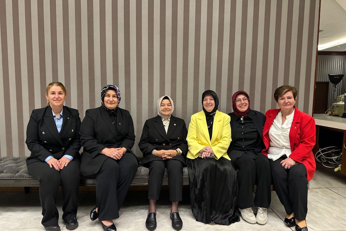 ferihaertorun26's tweet photo. Türkiye Yüzyılı Buluşmaları

Genel Başkan Yardımcımız Sayın Ali İhsan Yavuz, MKYK Üyelerimiz, Milletvekillerimiz ve ana kademe teşkilât mensuplarımızla bir araya gelerek şehrimiz ve teşkilât çalışmalarımız üzerine istişarelerde bulunduk.

Türkiye Yüzyılı hedeflerimiz doğrultusunda 14 ilçemizde eş zamanlı olarak sürdürülen programlarımızla sahadayız, hemşehrilerimizle buluşuyoruz.

Biriz, beraberiz, hep birlikte Eskişehir’iz! 🇹🇷

#TürkiyeYüzyılıBuluşmaları