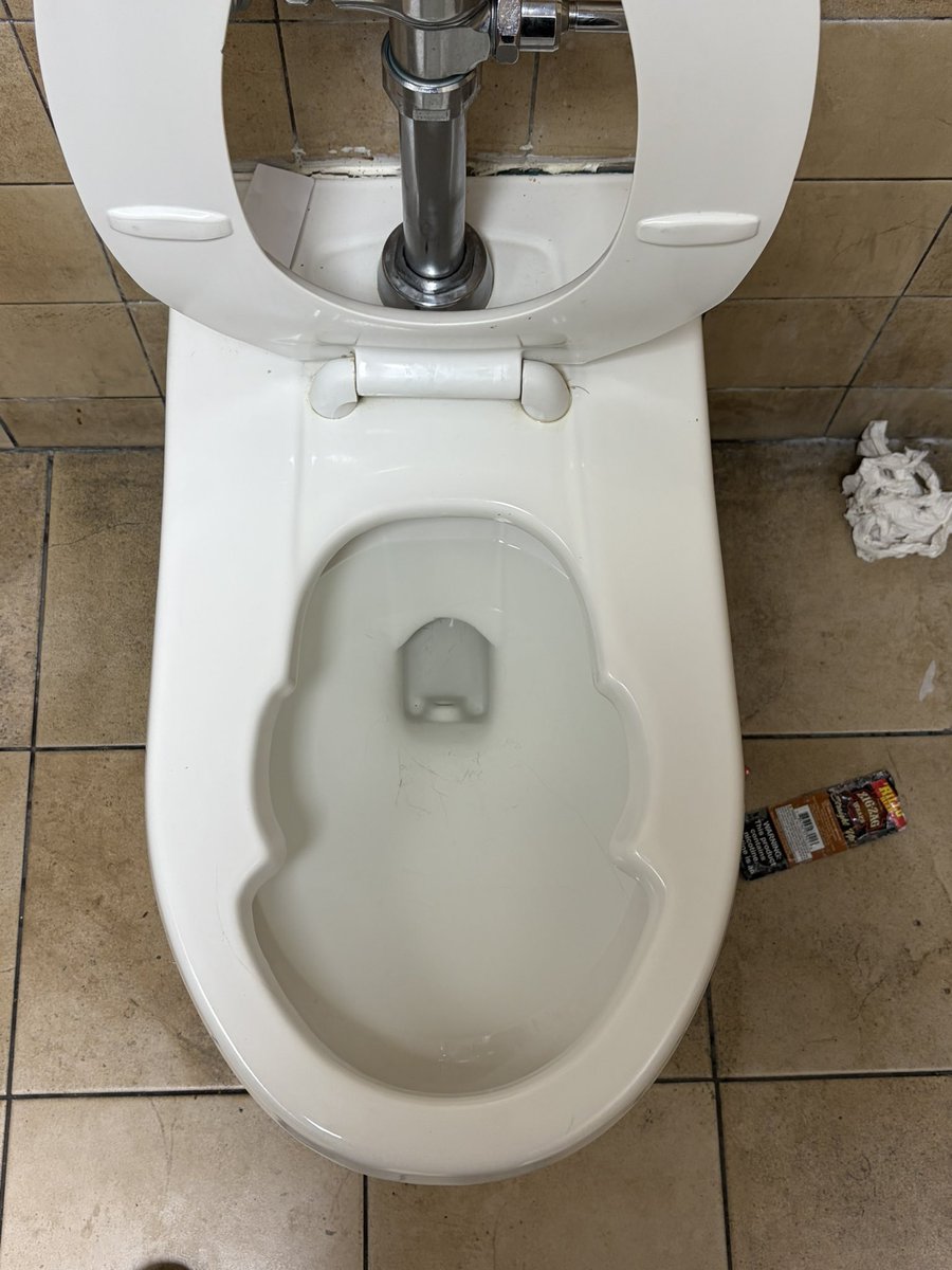 Swag_K1RBY's tweet photo. I FOUND THE LEBRON TOILET IN A HOSPITAL https://t.co/IMSdPgo0Uq