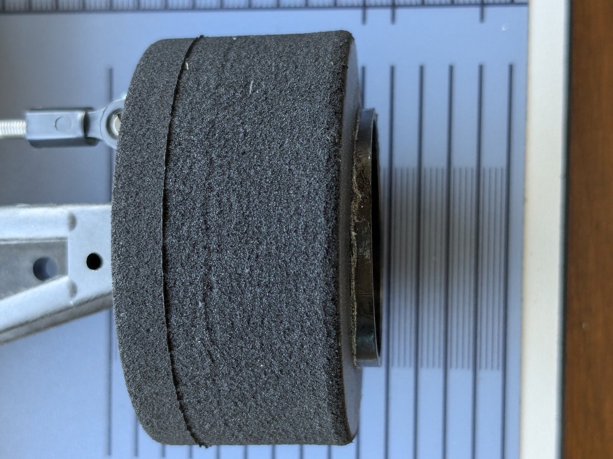 torangool9's tweet photo. タミヤに問い合せるともう生産してないそうで。型式違うのに強引にいくので、少しでも前のトレッドを狭くする為、通常とは逆にホイールの内側にタイヤの端を合わせてあります。 https://t.co/heAKxtS7Bs