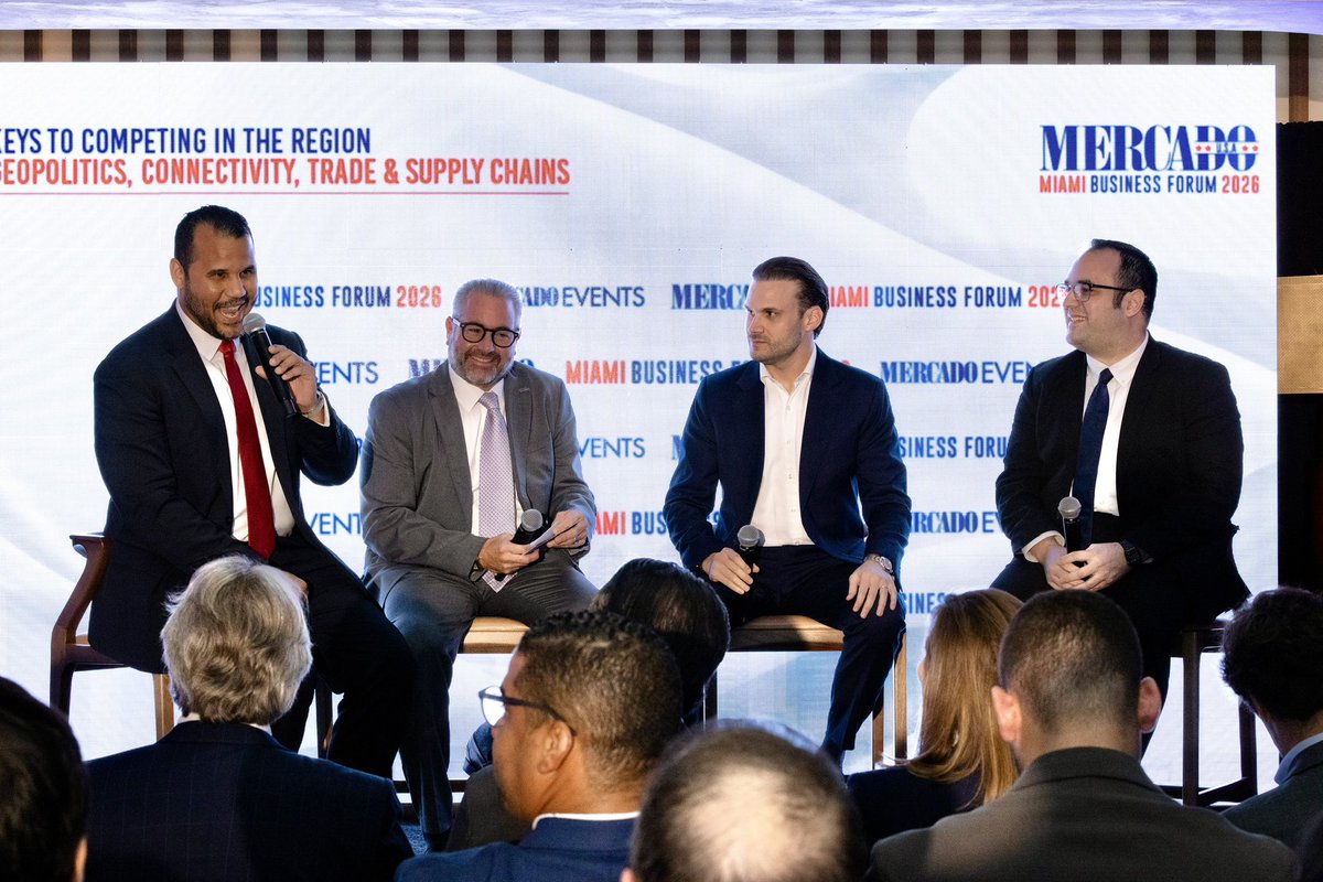 ColonPartners's tweet photo. Competir en la región exige comprender cómo la geopolítica, la conectividad y las cadenas de suministro están redefiniendo el comercio.

@XisconRD moderó este análisis junto a líderes empresariales durante el Mercado USA Business Forum, celebrado en Miami.

#ColonAndPartners https://t.co/ymBOqkBW4P