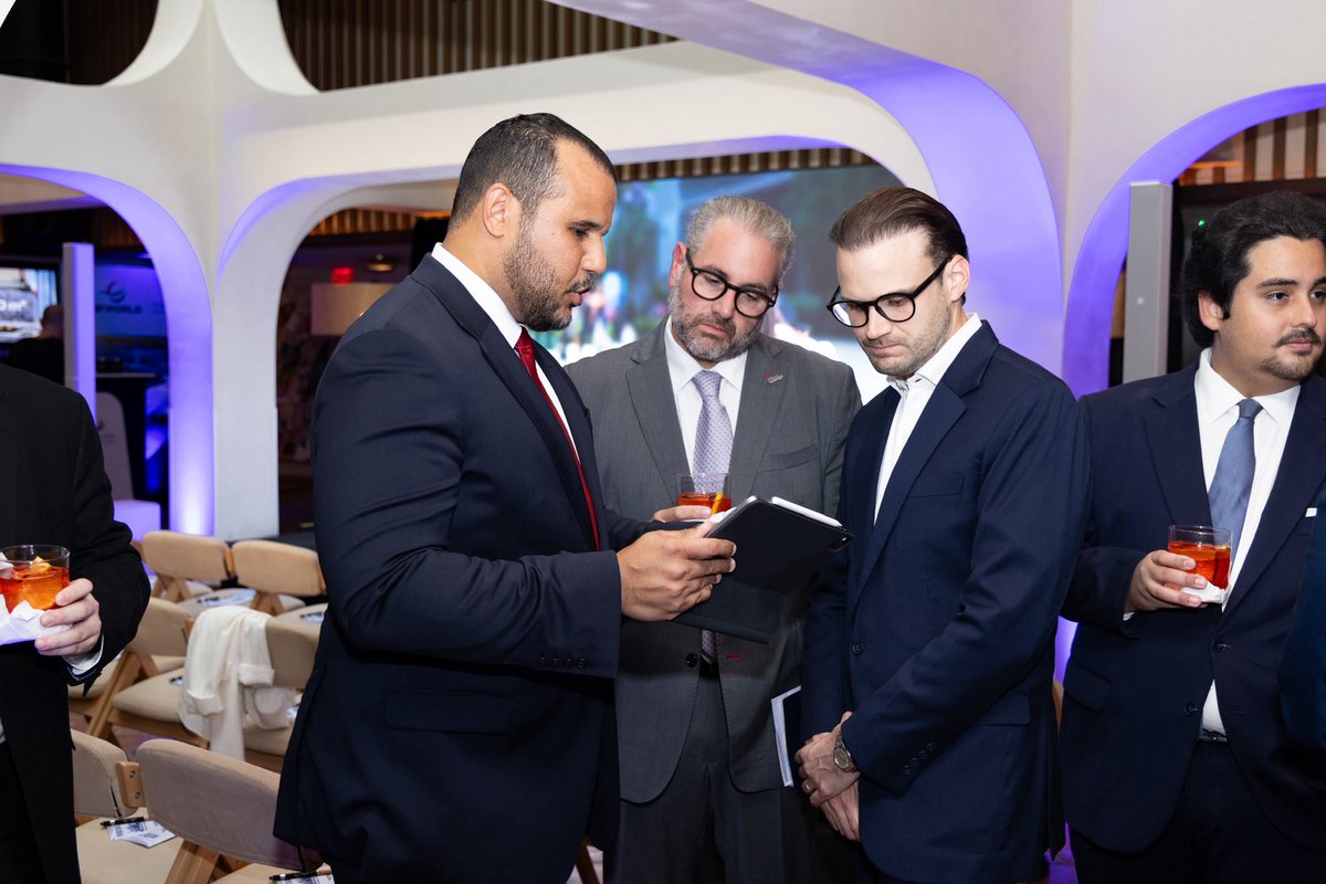 ColonPartners's tweet photo. Competir en la región exige comprender cómo la geopolítica, la conectividad y las cadenas de suministro están redefiniendo el comercio.

@XisconRD moderó este análisis junto a líderes empresariales durante el Mercado USA Business Forum, celebrado en Miami.

#ColonAndPartners https://t.co/ymBOqkBW4P