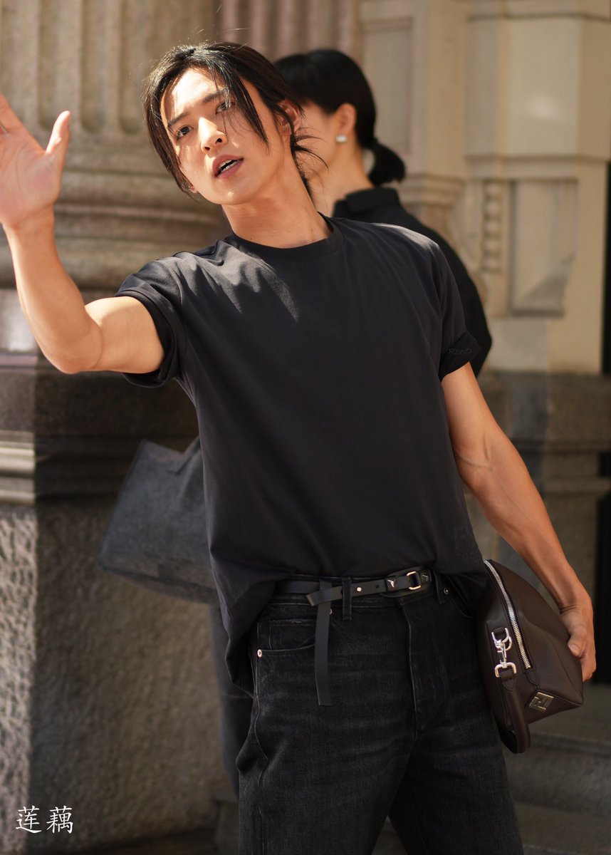 ExclusiveTc's tweet photo. 去年お写真をお借りしたネキから、今年もまた目黒くんの素敵なショットをいただきました🖤
“Thanks for coming”の瞬間😁
※転載🆗ですが、切り取り・再利用はご遠慮ください🙅‍♀️
#目黒蓮 #RenMeguro #FENDIxRenMeguro #FENDI #FendiSS27 https://t.co/SbGFNnnAol