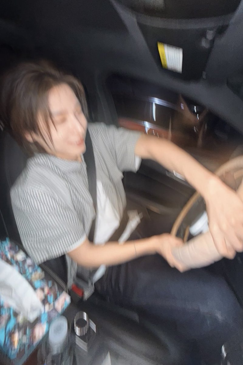 luvourhan's tweet photo. 아니 이 차는 타면 안될것같은데 ....... https://t.co/Fv4bHBAOy0