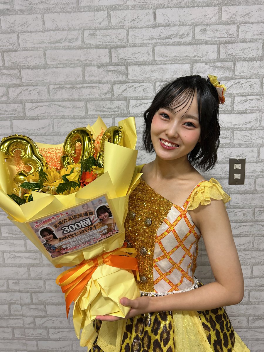 nmb_Tomocha48's tweet photo. 今日の夜公演で、劇場公演出演回数 300回 になりました✨
かわいいお花ありがとうございます💐

劇場で、300回も皆さんに会えてると思ったら幸せすぎます♡
これからもたくさん #ともちゃーじ しに来てくれますか？

そして、もっといろんなポジションできるように頑張ります！見ててくださいね🍊 https://t.co/XXRUvGF53v