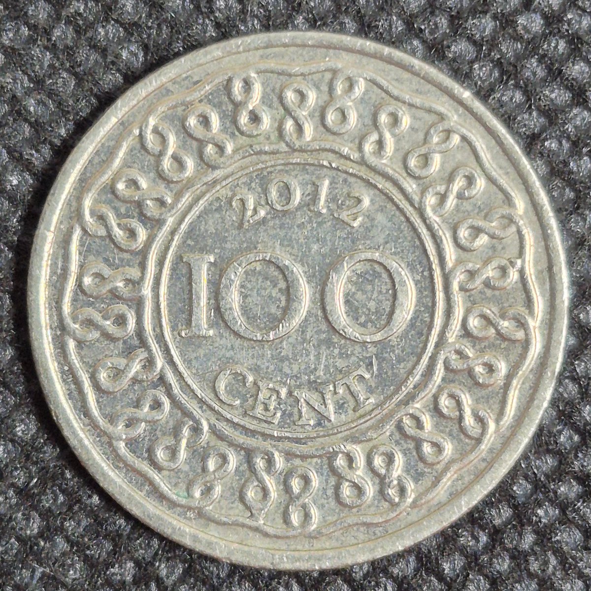 Onshi55's tweet photo. 購入品
スリナム🇸🇷の硬貨を買いました。
お目当ては100セント硬貨です。
スリナムは2004年にスリナム・ギルダーを1/1000デノミしてスリナム・ドルに置き換えたのですが、硬貨は製造コスト削減のために額面そのままで流通させました。今回のはデノミ後に製造されたものになります。
#おんしのコイン https://t.co/jcwALEVutG