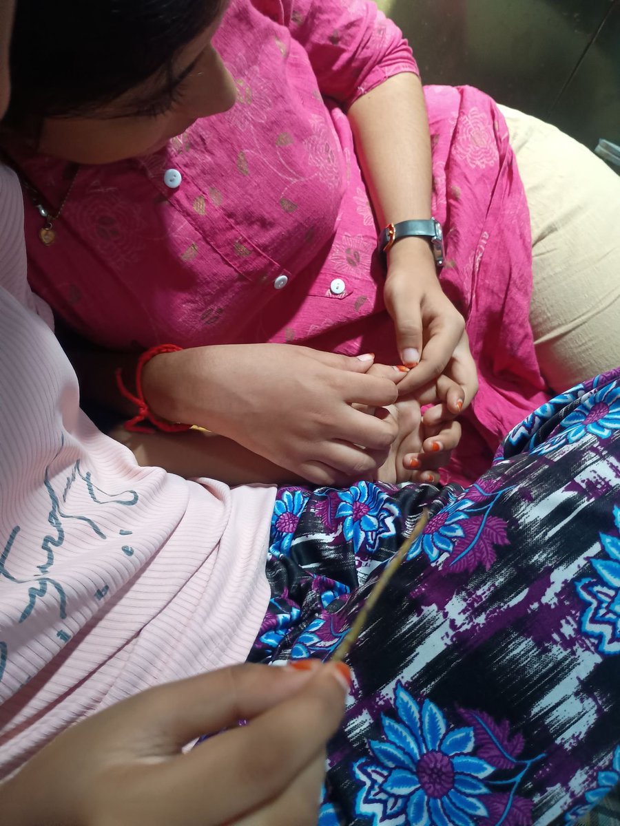 hotyyubfp's tweet photo. Follower chithi ponnu.. Kutty thevidiyaa nalla mola perusa vechuruka🍑 sunniye eduthu ava mola naduvula vitu okkanum.. Char la okara vechu mudiye pudichu sappa vidanum ufff.. Intha vayasulaye seriyana mundaya irukaa ahh pant avuthu bed la potu soothula kai vechu adichi okkanum🥵 https://t.co/MJaBcMaOcf