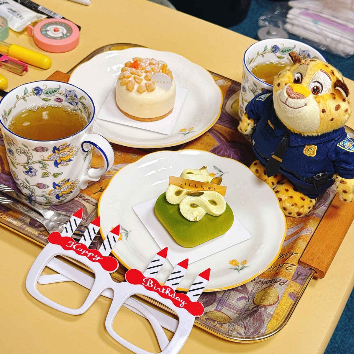 mio_1020's tweet photo. わたしはウィッグふかしが苦手、
かすがさんは衣装づくりが苦手、

という利害が一致したので、
我が家へかすがさんをお招きして、お互いのウィッグと衣装を代理作成する会を実行していた…マジで朝から今までやってた…よく働いた…………🫠 https://t.co/e9M1tlb8gm