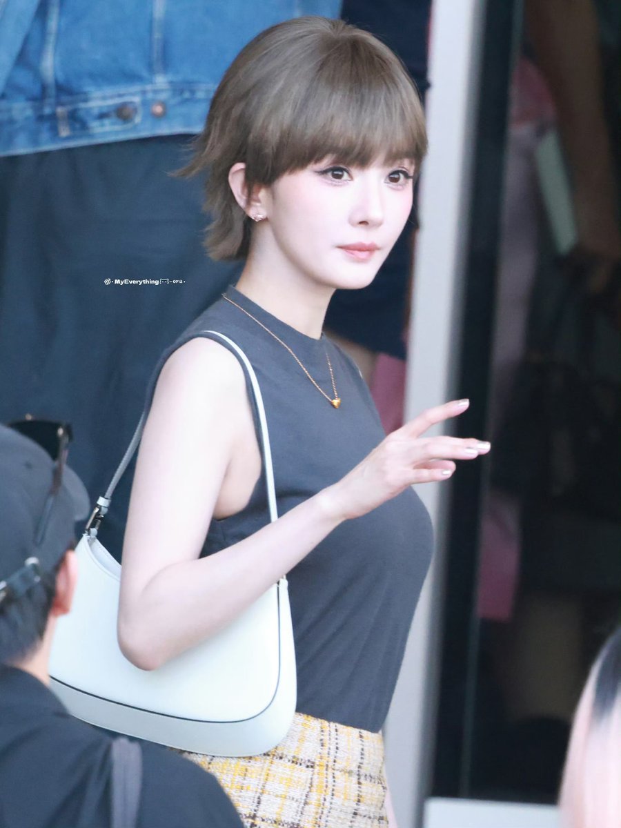 MiMiReJinke's tweet photo. สวยมาก แม่ สวยเกิ๊นนนนนน พี่สาว อายุ40 ที่ไม่เหมือนเลยสักนิด
#YangMi #YangMiXPrada
#PradaSS27 #MiucciaPrada #RafSimons https://t.co/0lBJShyY7v