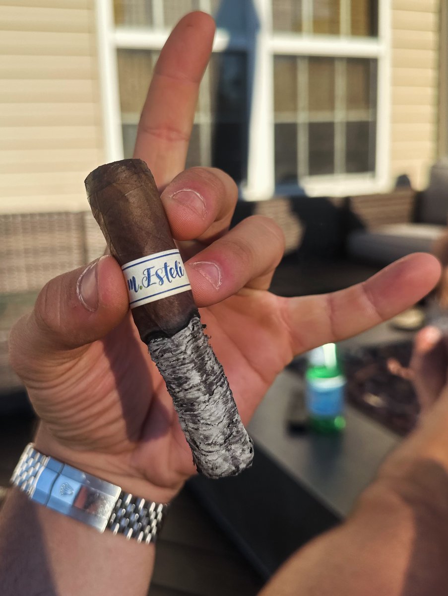 mbombaycigars's tweet photo. Cedar to cappuccino—great progression! 🔥💨  That ash says it all! 🔥💨 #cigars #cigarlover #ashes #longashes #Mbombay #MbombayCigars #cigarlife #cigarporn #cigar https://t.co/Div7UJqeZt
