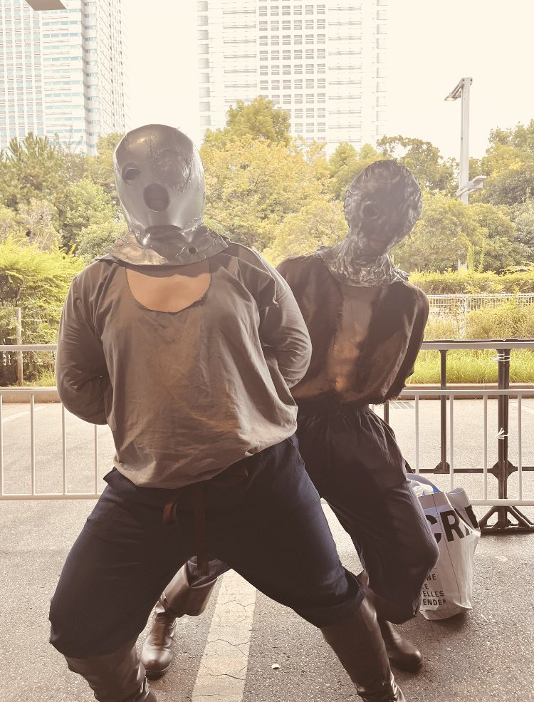 xktbn's tweet photo. 重罪を犯した囚人が、被せられる鉄の仮面
分厚く、重く、狭苦しい
それは被る者を苛む���意の塊であり
ゆっくりと、心に何かを熟成する
憎悪を。あるいは、それによく似た強い意志を https://t.co/6KPuzf5Crl