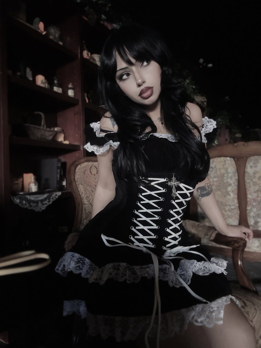 mxneatcr's tweet photo. ️

                              jeppelin fox. 
                 stands at 5'1. flexible age.
        bisexual w female lean. selective.
              feisty. vampire gf. stubborn. 
              bunny energy. full of secrets.
  heavy nsfw themes. taboo. mdni. 18+.️ https://t.co/hBLNpIntHf
