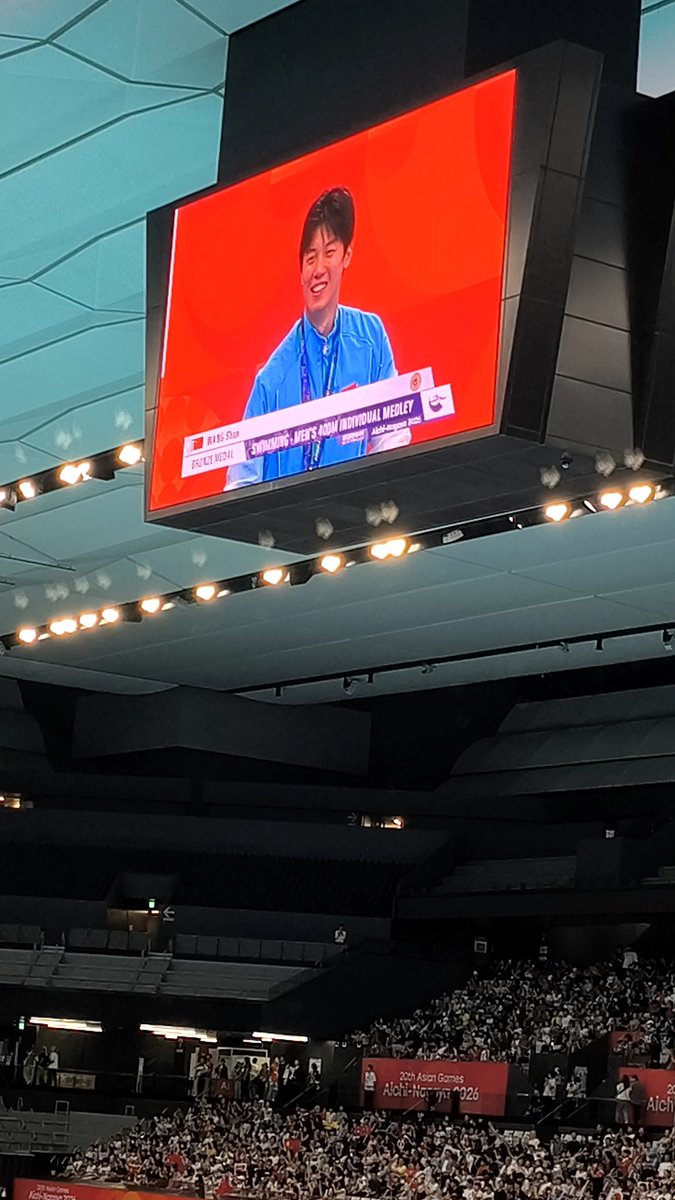 shimononinyo's tweet photo. ワイは競技を見たかったのに、
汪順ってイケメンすぎる選手がインタビュー受けてるとファンがこっちになだれ込んできやがんの…

競技中だろうとお構いなし
レースはもはや誰も見てない

視界さえぎろうが通路だろうが
関係ねぇ、全く譲らないスタンス🇨🇳

ちゃんと観戦できず甚だ遺憾
…半分嫉妬w https://t.co/HJcQQbM8D4