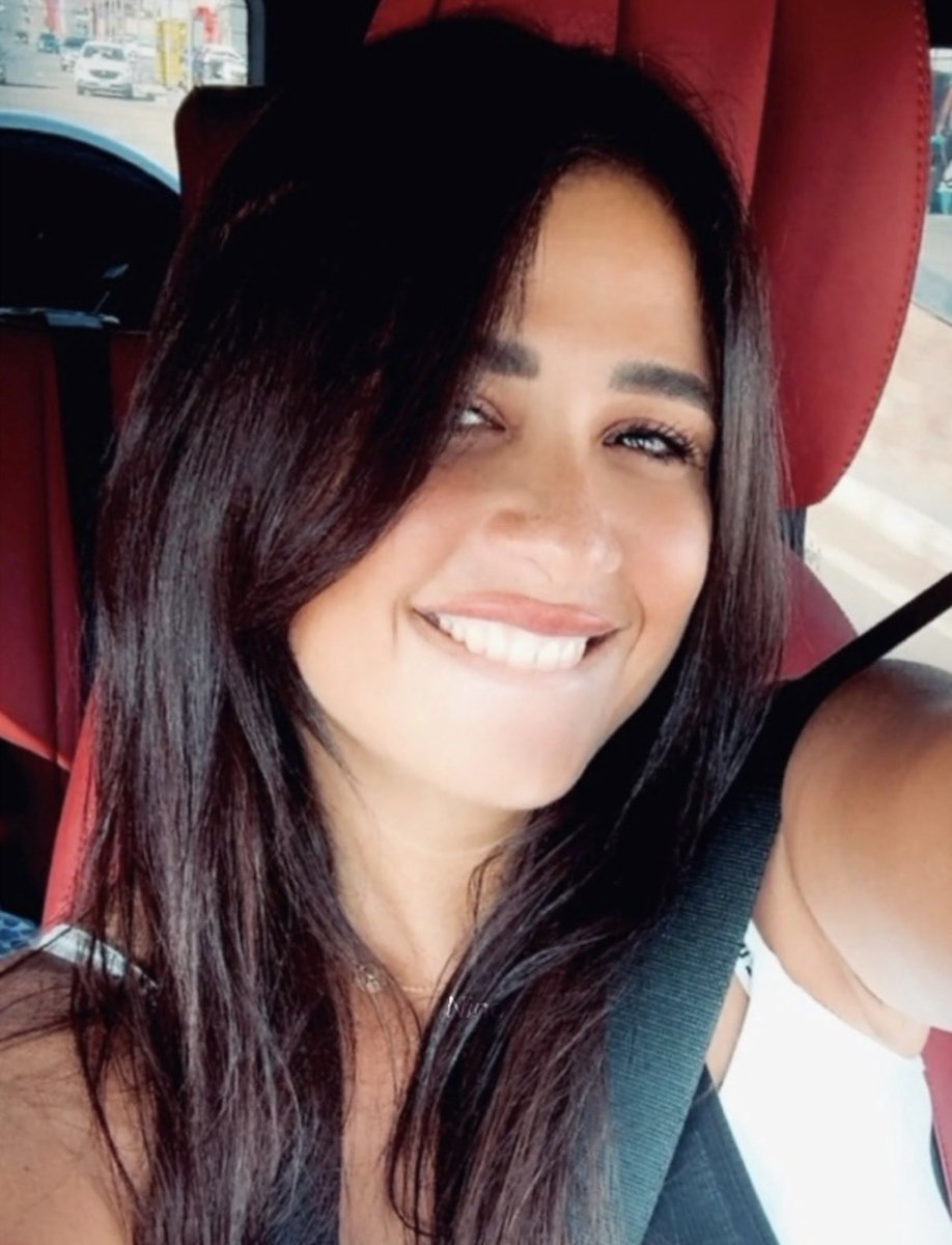 Ninayas7's tweet photo. بس عاد تدرون شيء ؟ 
SHE IS ACTUALLY A MERCEDES GIRL https://t.co/ESpUyKIYQM