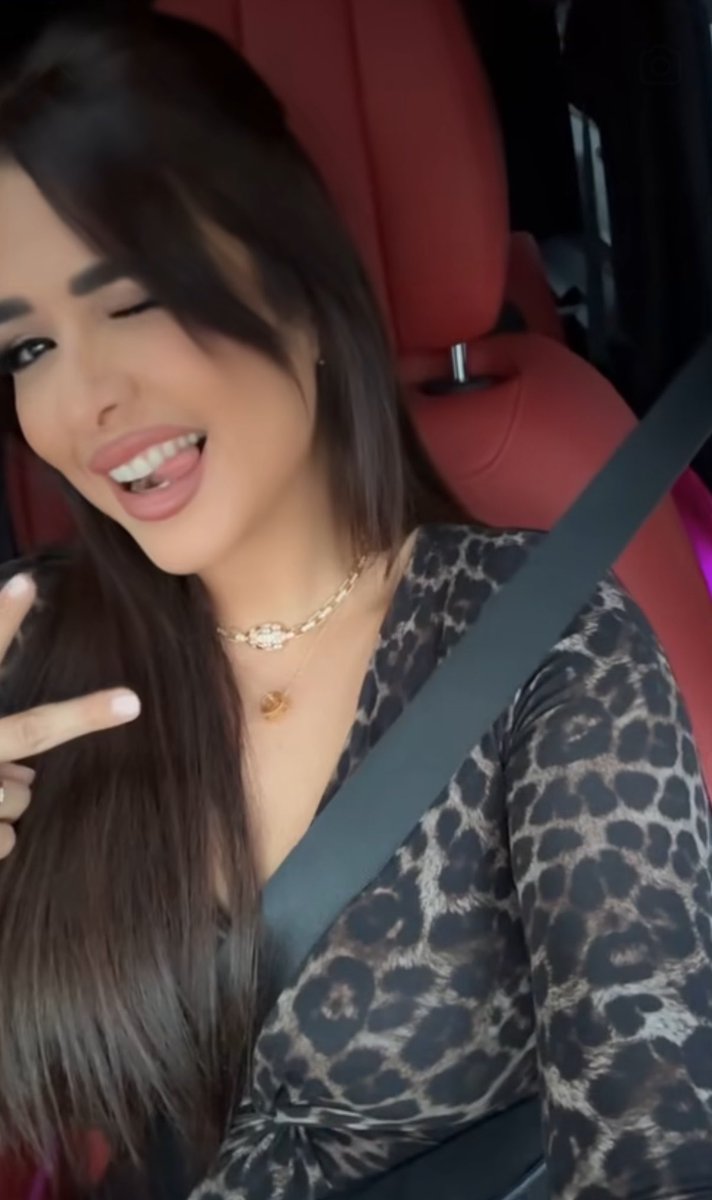Ninayas7's tweet photo. بس عاد تدرون شيء ؟ 
SHE IS ACTUALLY A MERCEDES GIRL https://t.co/ESpUyKIYQM
