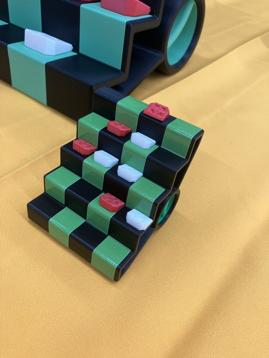 Dot_szkcard's tweet photo. #向ヶ丘遊園PR会
大誠光(@DaiseikoU__MYH)さんの『Tilt The Tic Tac Toe』を遊ばせていただきました！
階段の形の3目並べ。詰んだか？という状況でも階段を回転させれば助かることもあれば、逆に突然負けることも。
難しいですがシンプルで面白いです！ https://t.co/6iiHiC1Vyi