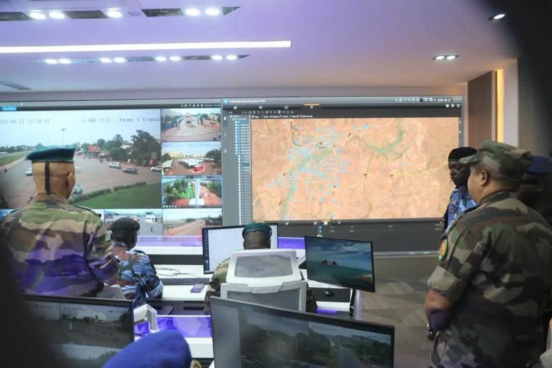 sahelbrut's tweet photo. 🇲🇱🚨 CRISES ET URGENCES : LE MALI SE DOTE D’UNE NOUVELLE SALLE DE COMMANDEMENT !

Le CECOGEC, chargé de coordonner la gestion des crises au niveau national, vient d’inaugurer une salle des opérations entièrement modernisée avec l’appui de Huawei.

🖥️ Suivi des incidents
📡 Centralisation des informations
🚨 Veille opérationnelle
🤝 Coordination des services

Le nouveau dispositif doit permettre une meilleure circulation de l’information et une réponse plus rapide face aux situations d’urgence.

🇲🇱 La technologie au service de la sécurité et de la protection des populations.