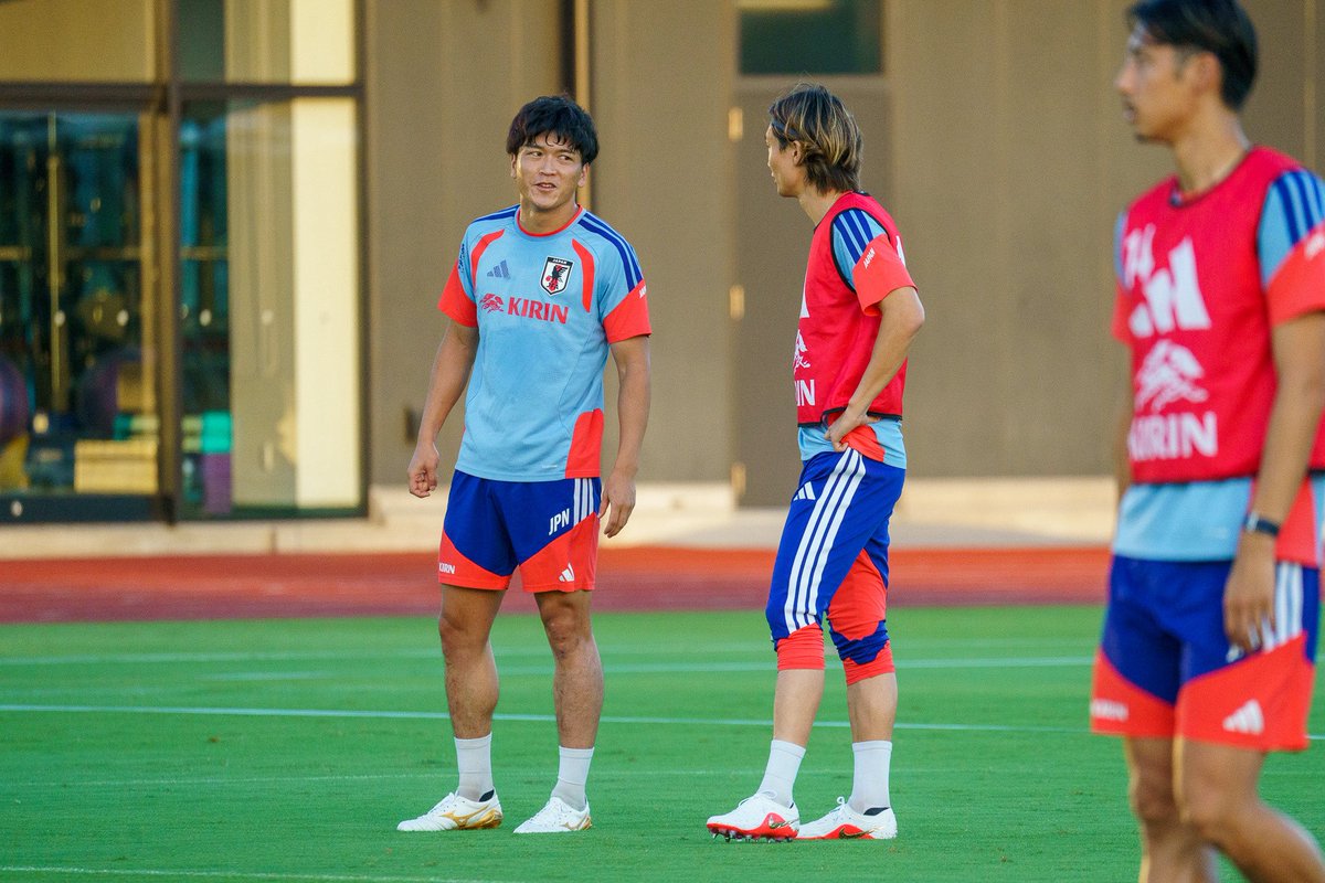 watarufunaki's tweet photo. 谷村選手、頑張っています🇯🇵

マッチアップした板倉選手には「足速い？」と聞かれたそうです（1枚目）

ミニゲームではおしゃれヒールで味方のゴールをアシストしていました（2枚目） https://t.co/yqoTBxPJiq