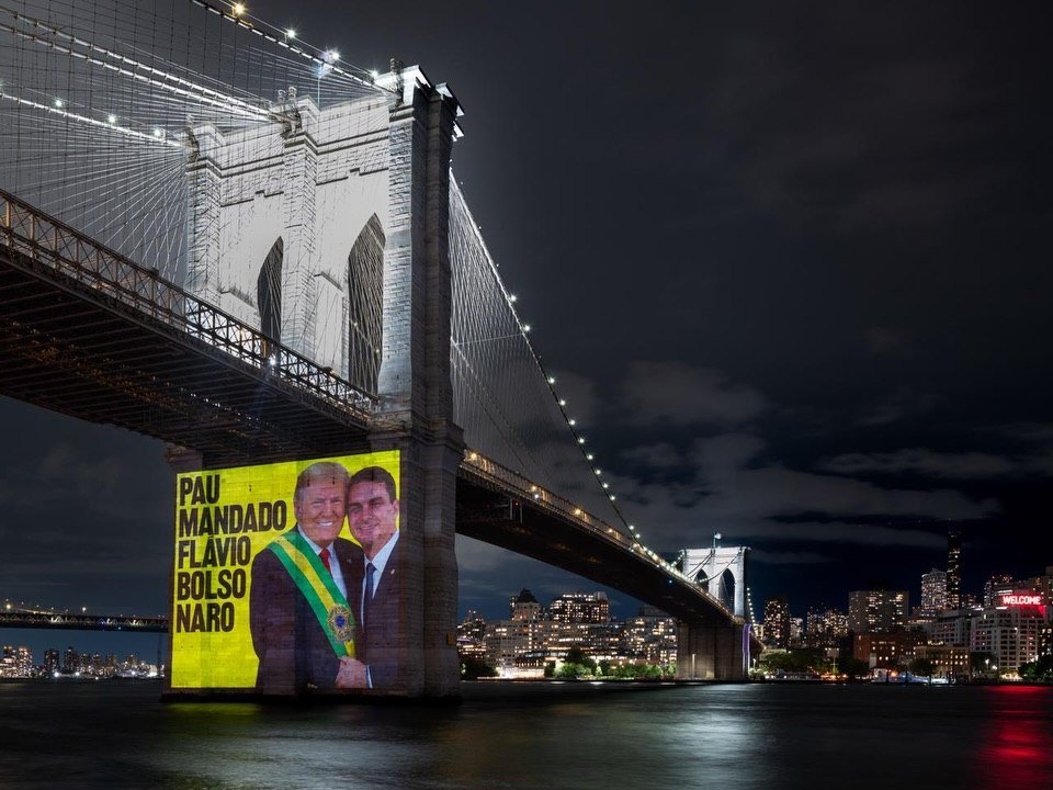 brasilulei's tweet photo. 🚨TRAIDORES DA PÁTRIA

Em Nova York, Flávio Bolsonaro aparece em projeção entregando a faixa presidencial do Brasil a Trump, uma ação da Choose Democracy. A mensagem foi: “PAU MANDADO” e “BORA LULA”.

O Brasil não é quintal dos EUA. 🇧🇷

LULA NA ONU
BRASIL SOBERANO E INDEPENDENTE https://t.co/nMqCsPAyvD