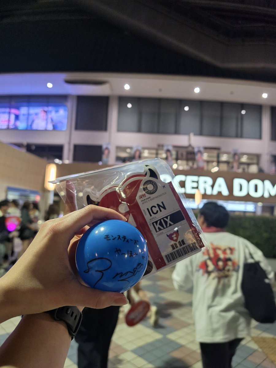 mrk369_'s tweet photo. BABYMONSTER京セラドーム初日！！！
なんとサイン入りボールゲットしてしまった🥺
最高に楽しかったし顔も肉眼で見えて
ほんとに美しいし可愛すぎた🤍
めっちゃ余韻〜〜〜 https://t.co/7y5r0W4e1B