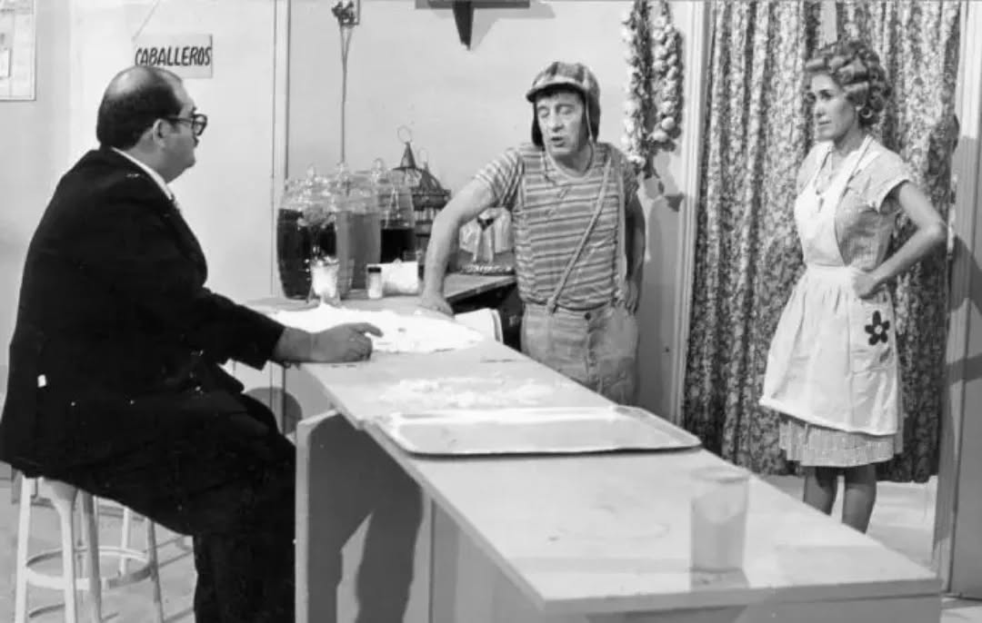 ChavesEChapolin's tweet photo. Bastidores da gravação do episódio "Tem uma mosca no meu café!" em 1979. ❤️🥰
#bastidores #fotorara #tbt #chaves #seubarriga #donaflorinda #restaurante #chespirito #edgarvivar #florindameza #humor #comedia https://t.co/zhKN783MoV