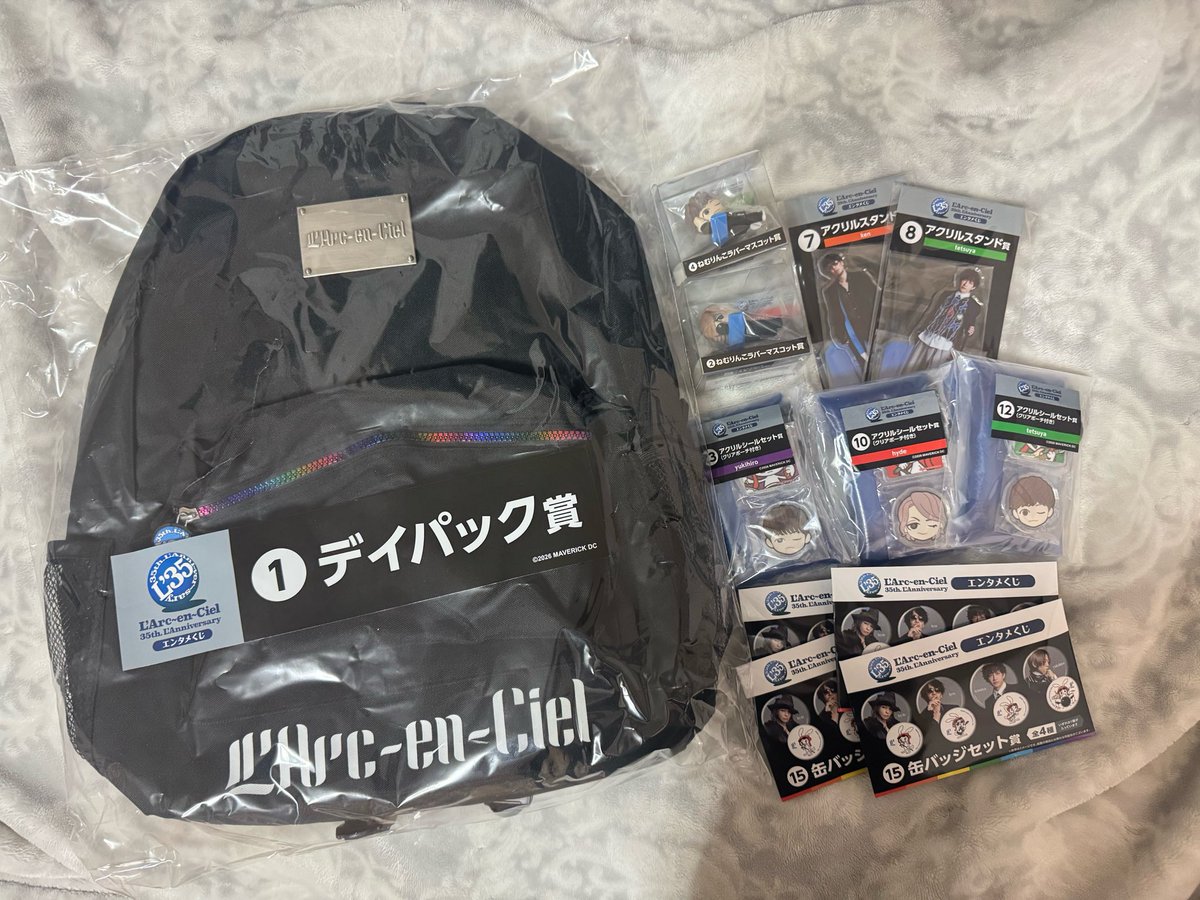 L875666's tweet photo. リュックが欲しかったので
リュック以外はお譲りできます😌♡

缶バッジは各メンバー1個ずつだった🌈

ツアーは初日のFC公演以外ならいます

 #ラルクエンタメくじ https://t.co/iNadPitlpd