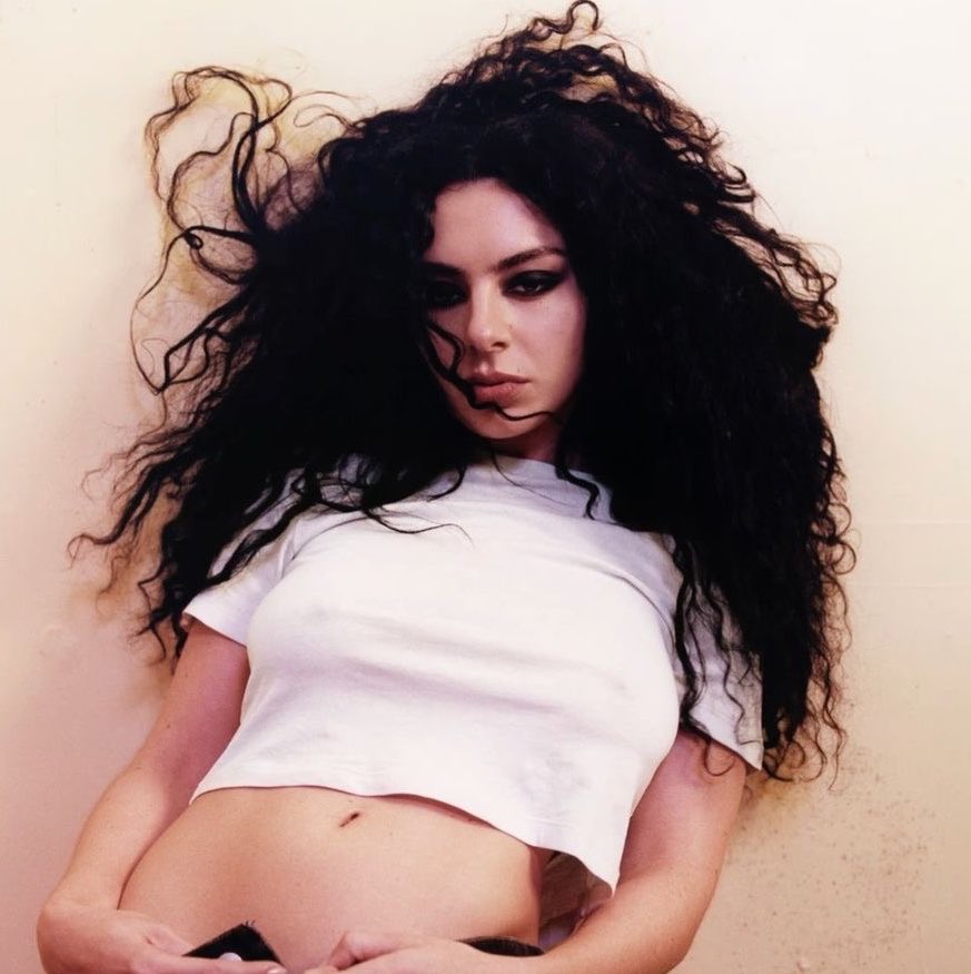 charliacervo's tweet photo. 🚨 CHARLI XCX É ANUNCIADA COMO HEADLINER DO LOLLAPALOOZA BRASIL 2027

Estamos só treinando para quando isso finalmente for verdade. https://t.co/Jaz6xbyHPp