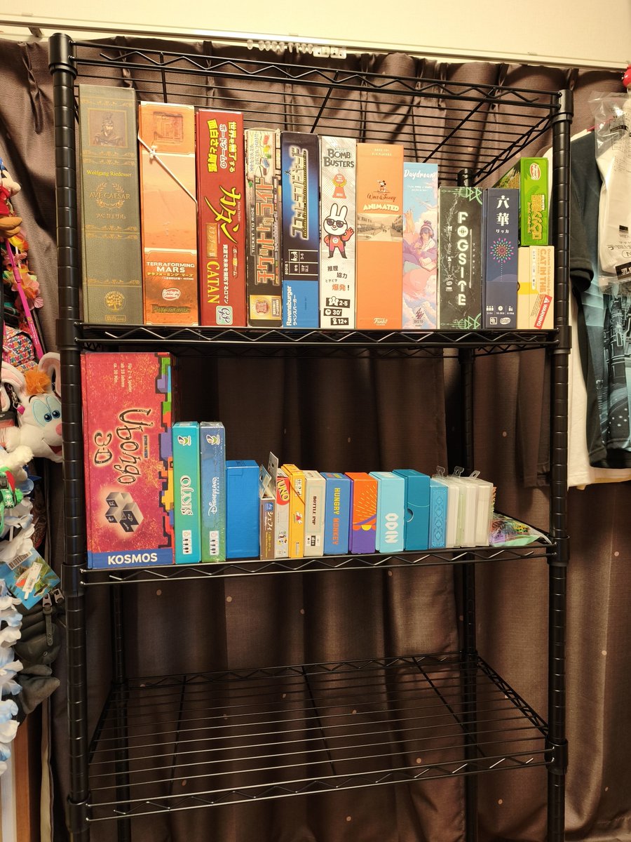 tomooooya_'s tweet photo. というわけで部屋の片付けはまた途中ですが、ボドゲ棚は完成！
収納力はアガったので気に入ったものは少しずつ買っていけたら良いなと思います🎲
とりあえず今ビールよりも必要なのはモビロンバンドなのでポチってから寝ましょう◯ https://t.co/ZgowrJCAlq