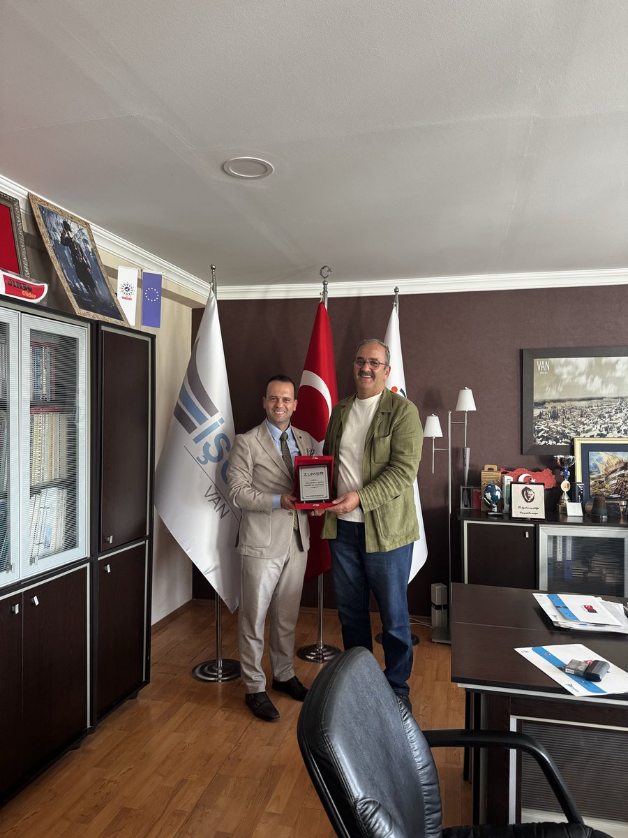 snondereren's tweet photo. İŞGEM Yönetim Kurulu Başkanı Sayın Mahmut GEDİK ile, İŞGEM bünyesinde faaliyet gösteren 53 firmanın yüksek elektrik maliyetlerini istişare ettik.

Elektrik tedarikçisi olarak, işletmelerimizin ihtiyaç duyduğu enerjiyi daha uygun ve sürdürülebilir maliyetlerle buluşturmak için üzerimize düşen gayreti göstermeye devam edeceğiz.

Van için bugün bir adım, yarın binlerce adım…
Gayretimiz Van’a, istikametimiz Van’ın geleceğine.