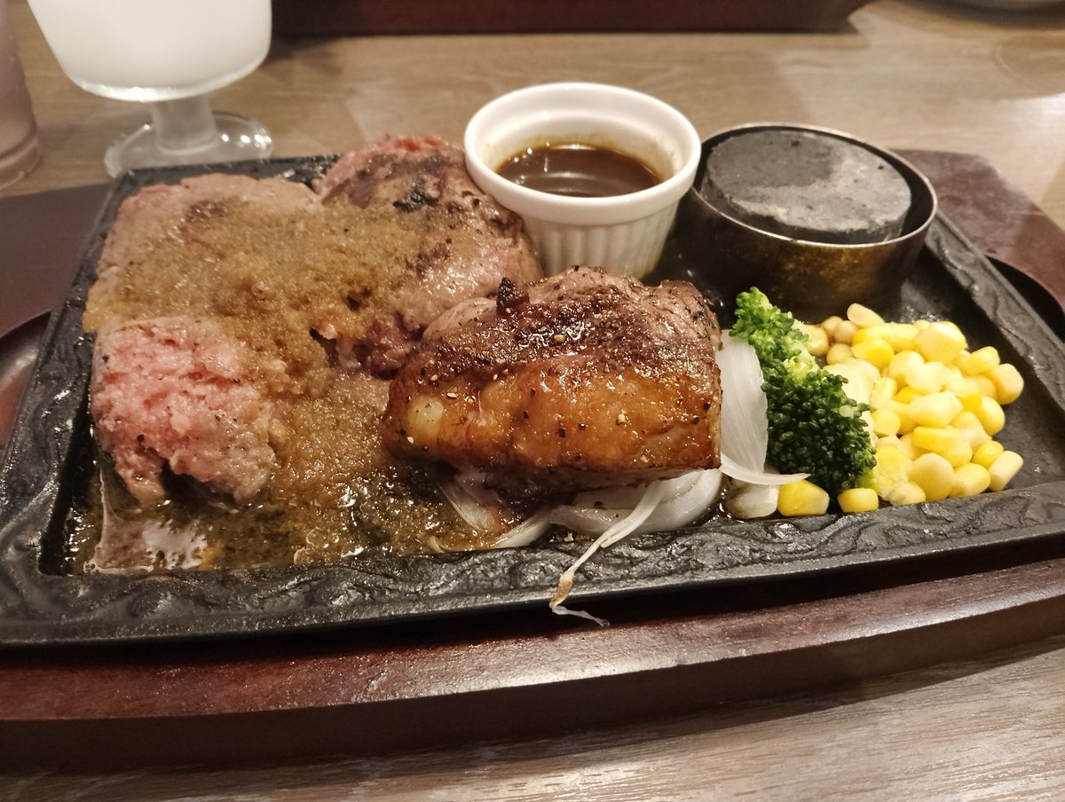 ___DAAAAAAISUKI's tweet photo. たしか日曜日？？いいひとたちにあえて感謝🙏肉と１０年ぶり以上のサーティワンおいしすぎたあああ https://t.co/pkEXxzhy08